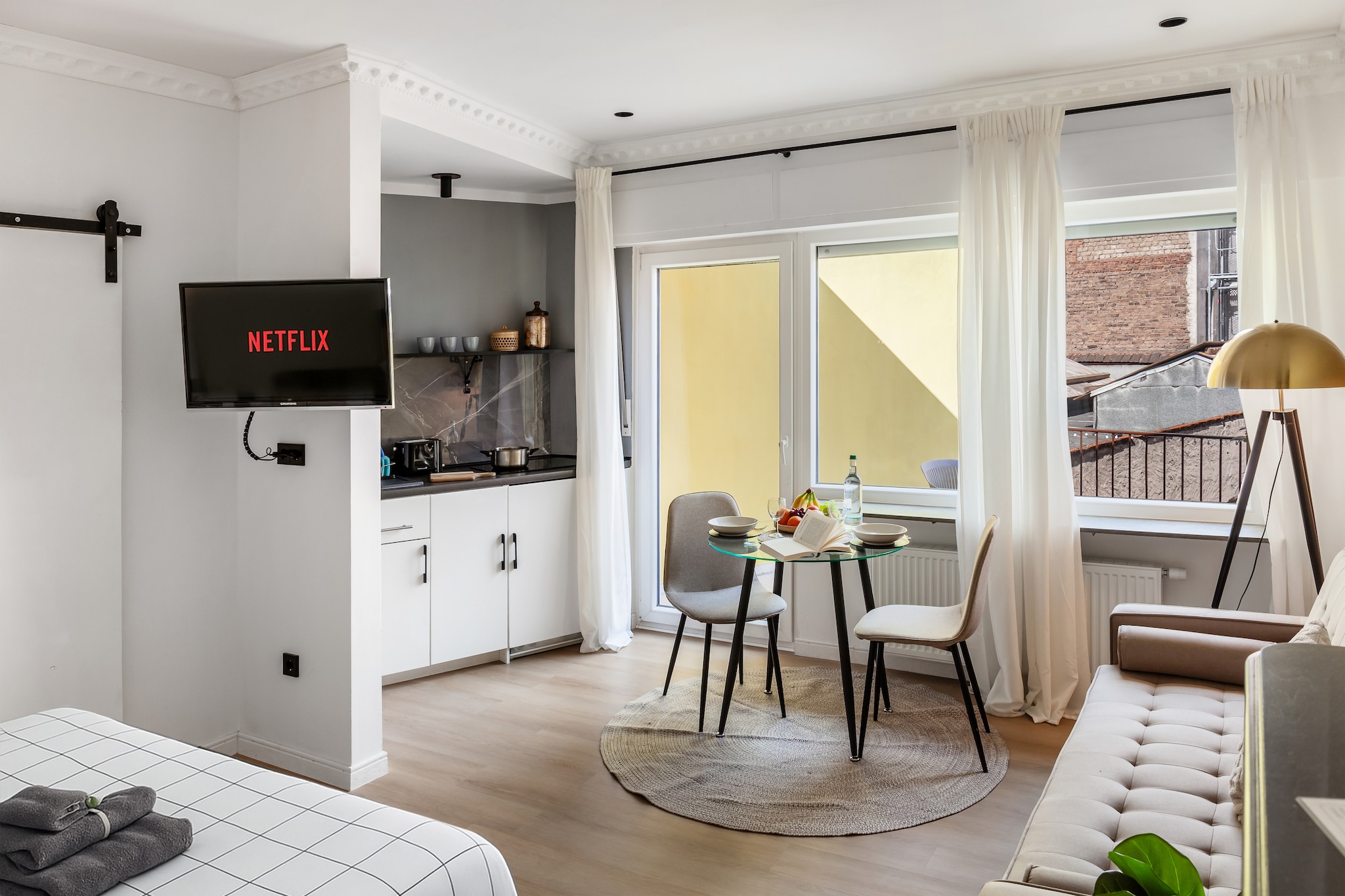 Modern Stay Studio mit Balkon-Woonkamer