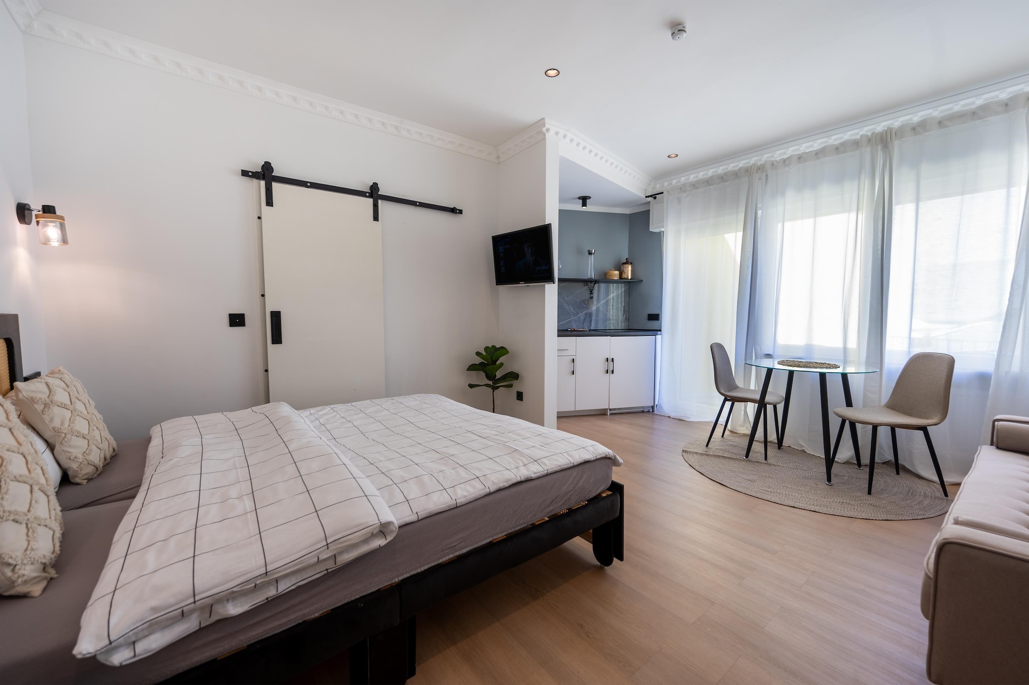 Modern Stay Studio mit Balkon-Schlafzimmer
