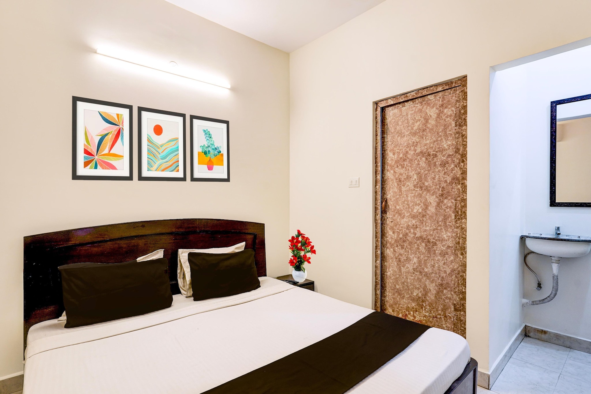 Well set in Chennai, Super Collection O Thousand Lights Chennai provides air-conditioned rooms, a shared lounge and free WiFi. This 2-star hotel offers room service and a 24-hour front desk. The hotel features family rooms.

All units in the hotel are equipped with a TV.

Spencer Plaza Mall is 1.2 km from Super Collection O Thousand Lights Chennai, while Government Museum Chennai is 2 km away. Chennai International Airport is 13 km from the property.

Unmarried couples are warmly welcome at this property.
Guests with local ID proof are warmly welcome.

Early Check-In Policy: A full dayâ€™s room rate will be charged for check-ins before 6:00 AM. 
Complimentary early check-in is available between 6:00 AM and 10:00 AM, subject to room availability.
Check-in is only available to guests aged 18 and above. Please provide a government-issued ID to confirmÂ yourÂ age.
