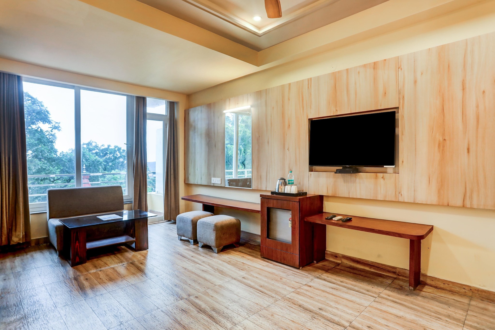 Ground floor: (bedroom(double bed, TV, seating area, bathtub or shower, shower, washbasin, heating, air conditioning, lift, hairdryer, Towels for a fee, telephone, telephone, shampoo, body soap, Floor mattress), bathroom)