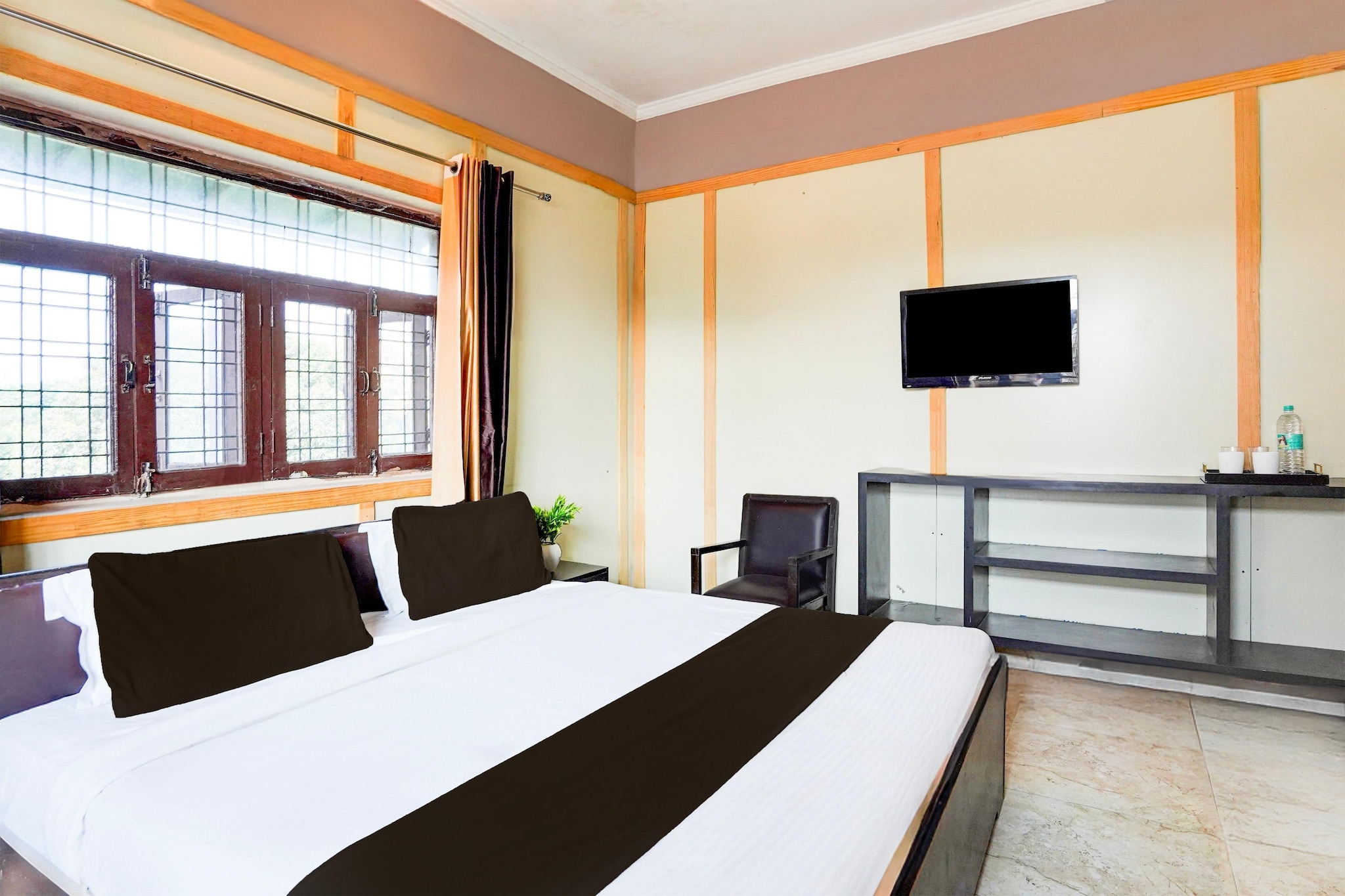 Mordern room Ballaupur chowk Dehradun is situated in Dehradun, 27 km from Gun Hill Point, Mussorie and 3.3 km from Dehradun Station. With a shared lounge, the 4-star hotel has air-conditioned rooms with free WiFi, each with a private bathroom. The accommodation features a shared kitchen and room service for guests.

At the hotel, the rooms have a desk. All rooms in Super Hotel O GMS Road Ballupur Chowk are fitted with a TV and free toiletries.

Guests at the accommodation can enjoy a continental breakfast. The restaurant at Mordern room Ballaupur chowk Dehradun specialises in Indian cuisine.

Speaking English and Hindi, staff will be happy to provide guests with practical advice on the area at the reception.

Dehradun Airport is 26 km away.

Unmarried couples are warmly welcome at this property.

Guests with local ID proof are warmly welcome.

Apologies, but we are currently unable to host foreign nationals at this property.
Early Check-In Policy: A full dayâ€™s room rate will be charged for check-ins before 6:00 AM. 

Complimentary early check-in is available between 6:00 AM and 10:00 AM, subject to room availability.
Check-in is only available to guests aged 18 and above. Please provide a government-issued ID to confirmÂ yourÂ age.
