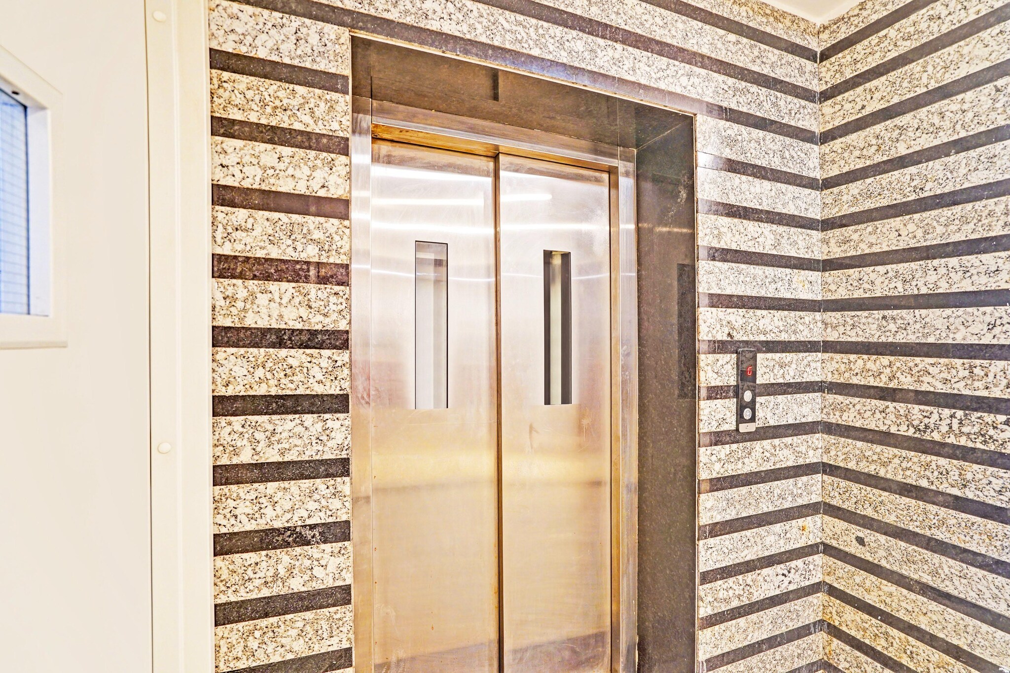 Ground floor: (bedroom(double bed), bathroom)\n\ndouble bed, TV, seating area, seating area, electric kettle, bathtub or shower, washbasin, toilet, air conditioning, Towels for a fee, telephone, shampoo, body soap, hot water