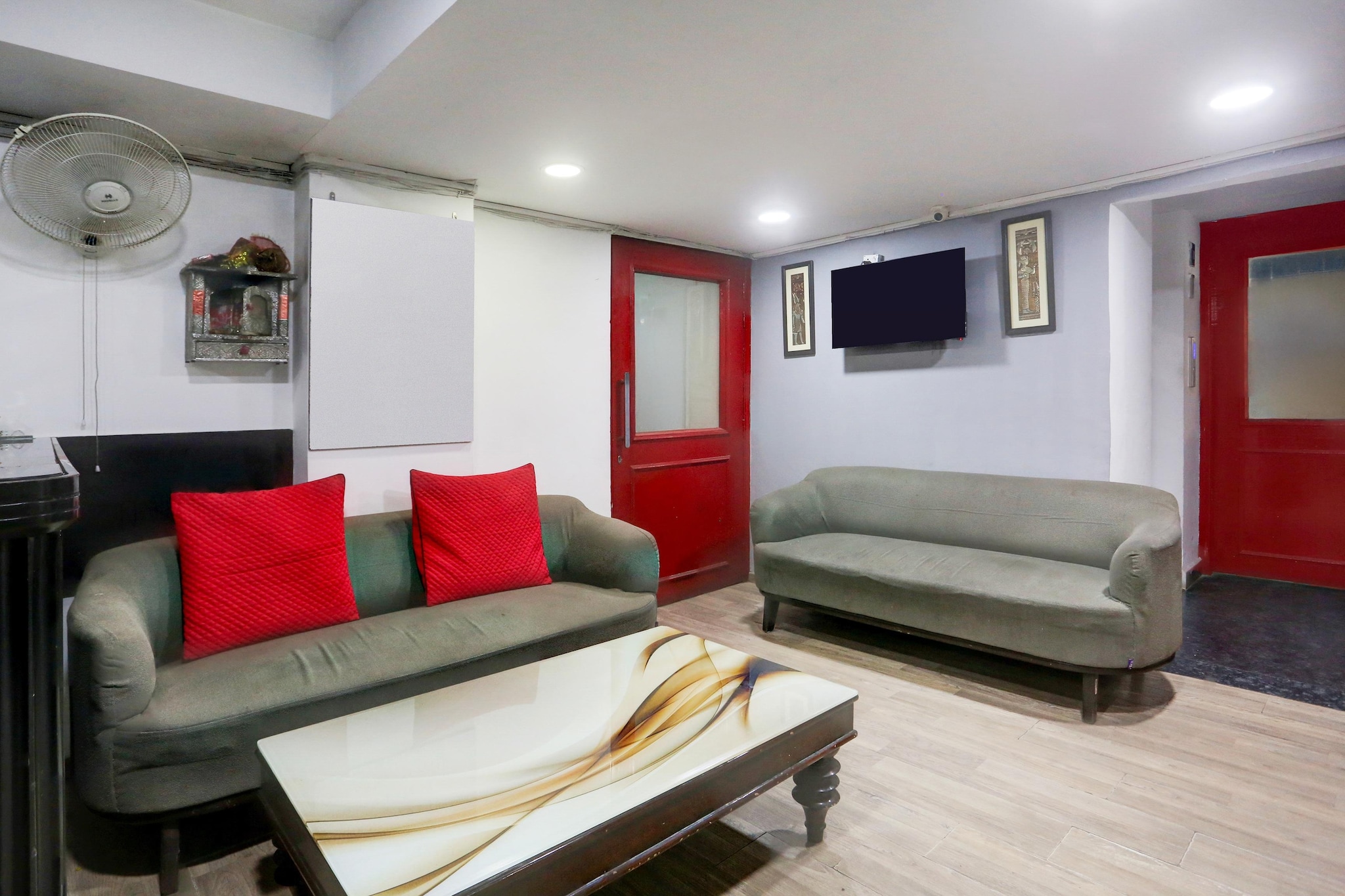 Ground floor: (bedroom(double bed), bathroom)\n\nTV, seating area, electric kettle, bathtub or shower, washbasin, toilet, air conditioning, lift, Towels for a fee, telephone, shampoo, body soap, hot water