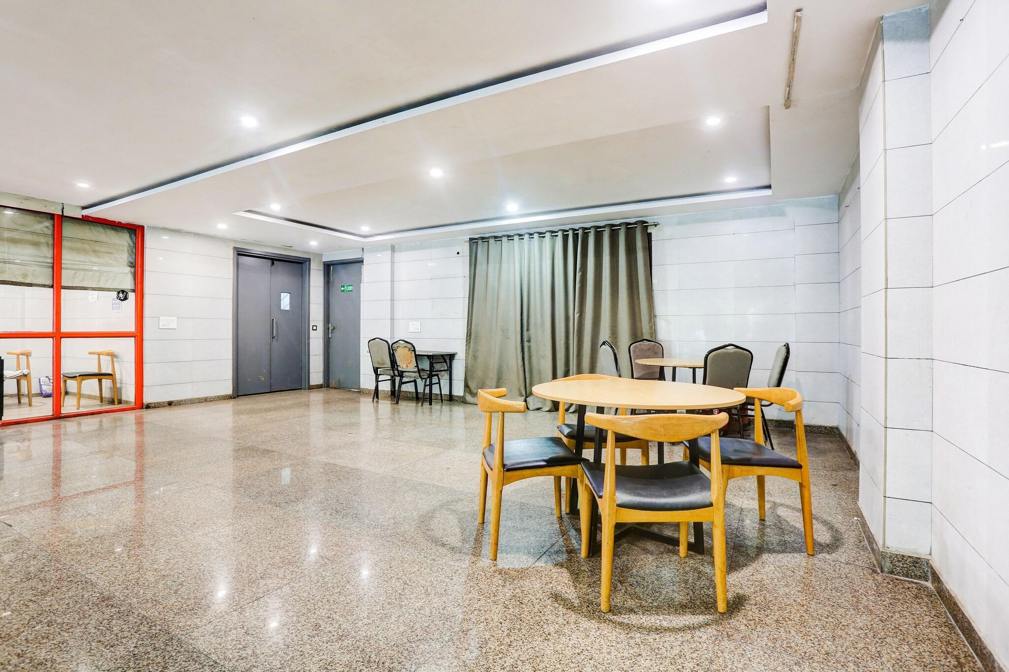 Ground floor: (bedroom(double bed), bathroom)\n\nTV, seating area, electric kettle, dishwasher, bathtub or shower, washbasin, toilet, air conditioning, lift, Towels for a fee, Laundry Package for a fee, telephone, shampoo, body soap, hot water