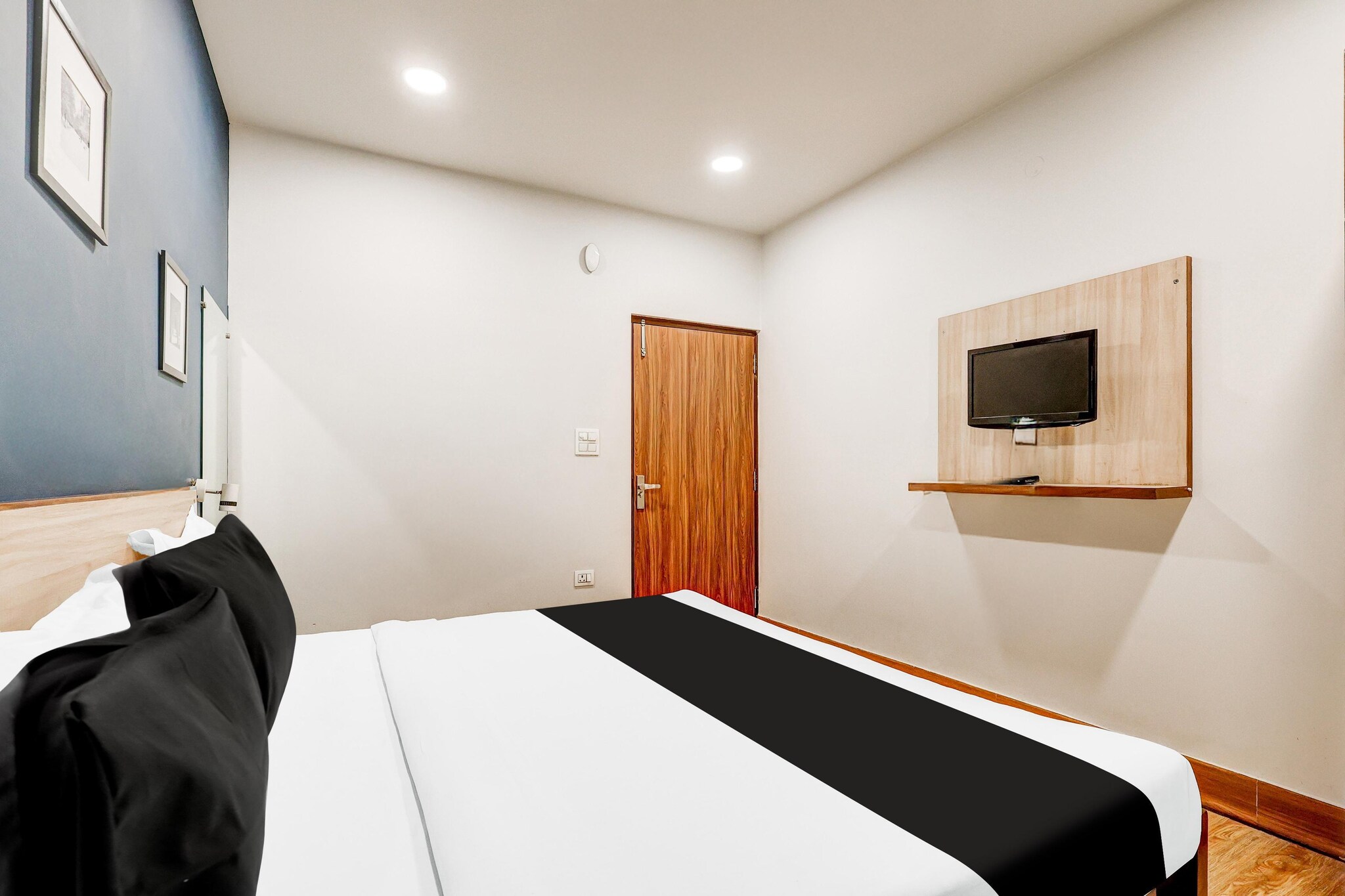 Comfortable Accommodation: Super Collection O Palam Near Railway Station in Delhi offers comfortable rooms with air-conditioning and TV. Free WiFi is available throughout the property.

Convenient Facilities: Guests can utilise a shared kitchen and enjoy amenities such as a TV and air-conditioning. The reception staff speak English and Hindi.

Prime Location: Located 2 km from Delhi International Airport, the hotel is close to attractions like Rashtrapati Bhavan (14 km), Gandhi Smriti (15 km), and India Gate (17 km).

Unmarried couples are warmly welcome at this property.

Guests with local ID proof are warmly welcome.

Apologies, but we are currently unable to host foreign nationals at this property.

Early Check-In Policy: A full dayâ€™s room rate will be charged for check-ins before 6:00 AM. 

Complimentary early check-in is available between 6:00 AM and 10:00 AM, subject to room availability.
Check-in is only available to guests aged 18 and above. Please provide a government-issued ID to confirmÂ yourÂ age.
