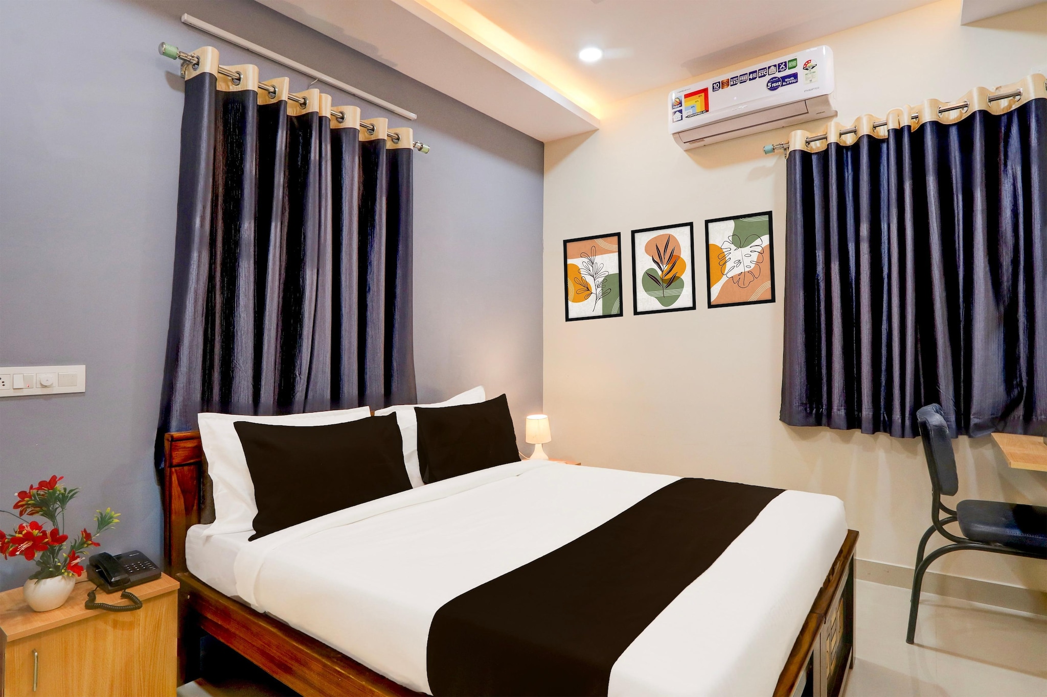 Ground floor: (bedroom(double bed, TV, seating area, bathtub or shower, shower, sun shower, washbasin, air conditioning, Towels for a fee, telephone, shampoo, body soap, hot water), bathroom)