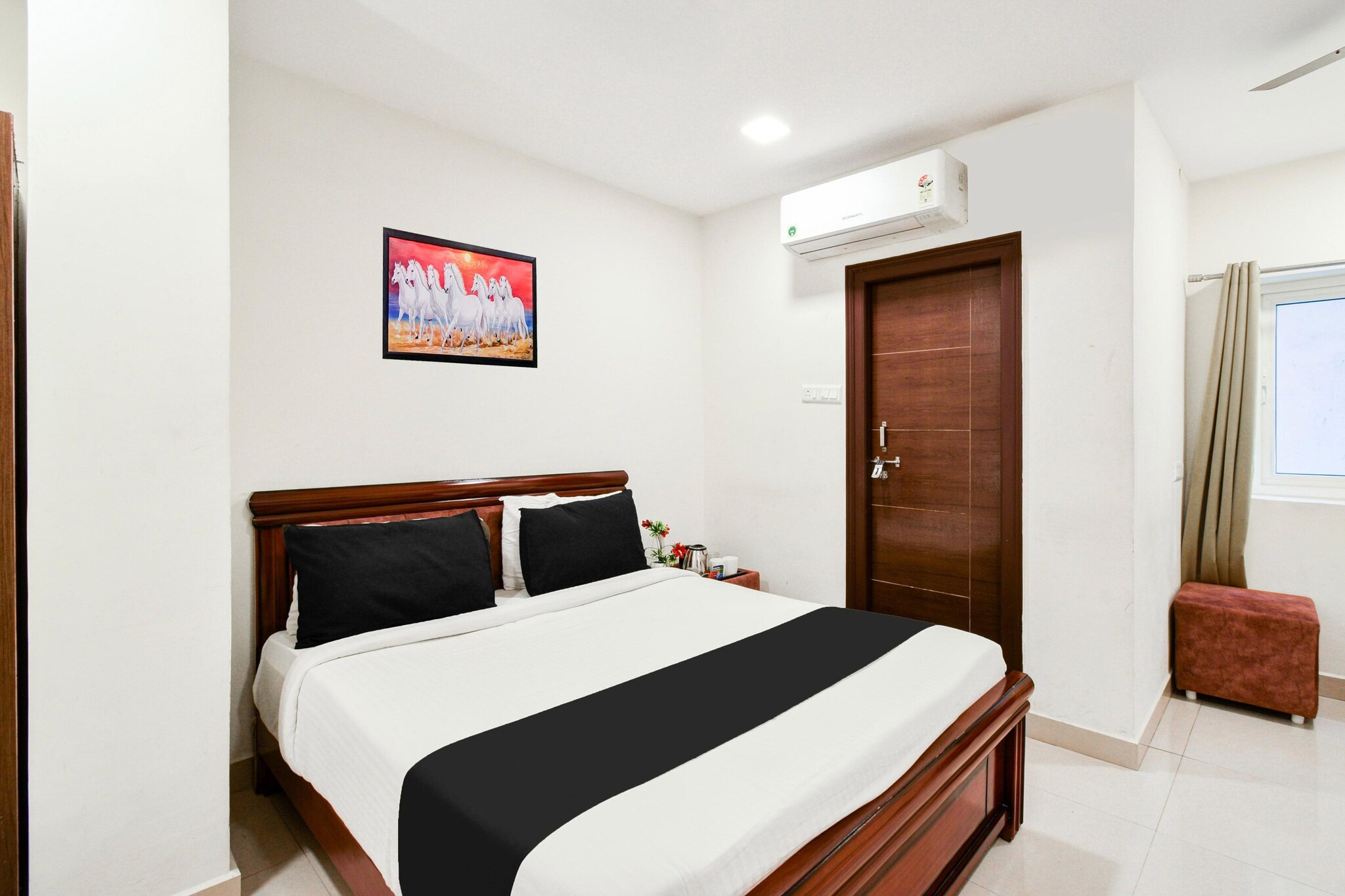 Ground floor: (bedroom(double bed, TV, seating area, electric kettle, air conditioning, telephone), bathroom(bathtub or shower, shower, washbasin, toilet, Towels incl., shampoo, body soap, hot water), lift)