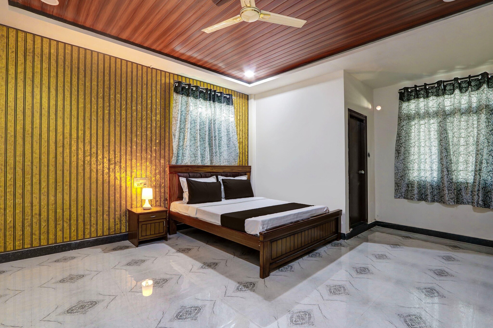 Ground floor: (bedroom(double bed, TV, seating area, air conditioning, telephone), bathroom(bathtub or shower, shower, washbasin, toilet, Towels incl., shampoo, body soap, hot water), lift)