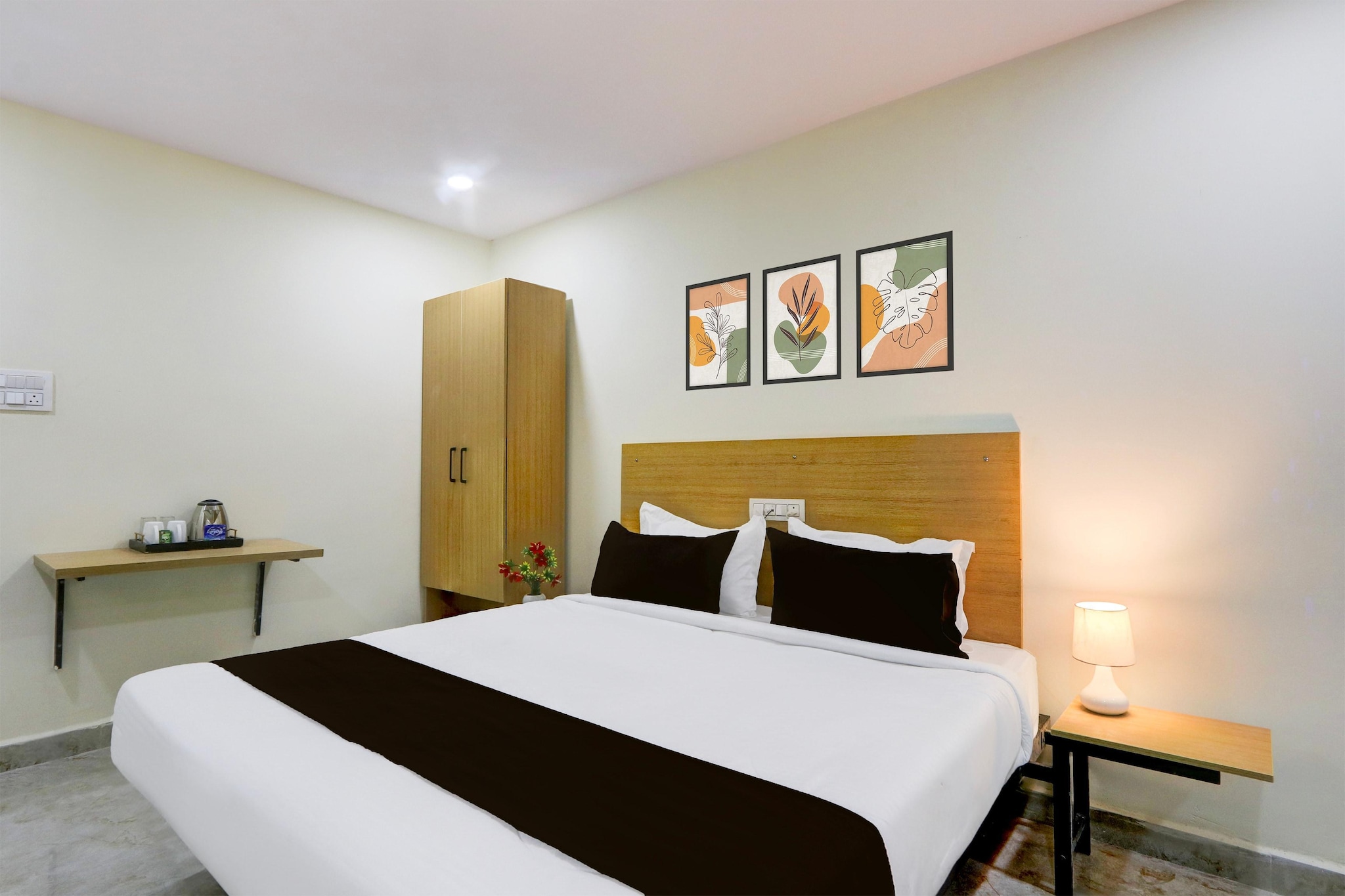 Ground floor: (bedroom(double bed, TV, seating area, electric kettle, dishwasher, bathtub or shower, shower, washbasin, toilet, lift, Towels for a fee, telephone, shampoo, body soap, hot water, Floor mattress), bathroom)