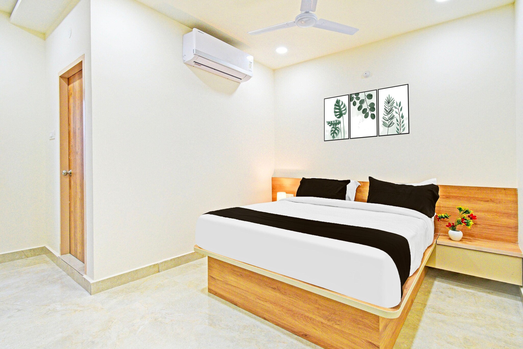 Ground floor: (bedroom(double bed, TV, seating area, electric kettle, bathtub or shower, shower, washbasin, toilet, air conditioning, Towels for a fee, telephone, shampoo, body soap, hot water), bathroom)