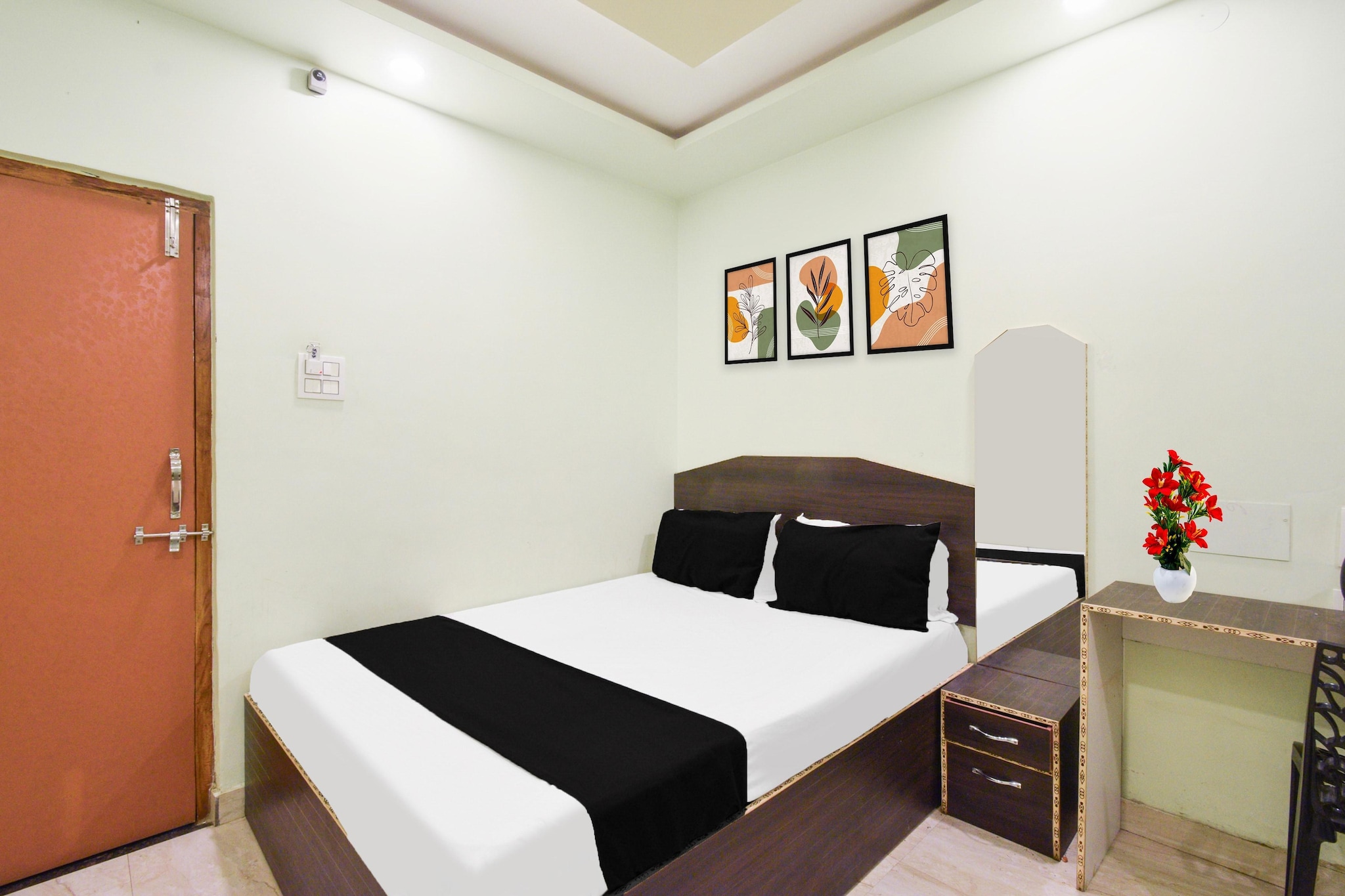 Super Collection O Shamshabad is set in Hyderabad, 14 km from Nehru Zoological Park and 16 km from Chowmahalla Palace. With a fitness centre, the 4-star hotel has air-conditioned rooms with free WiFi, each with a private bathroom. The accommodation offers room service and a 24-hour front desk for guests.
At the hotel, all rooms come with a desk. The units at Super Collection O Shamshabad come with a seating area and a flat-screen TV with satellite channels.
A continental breakfast is available at the accommodation.
Mecca Masjid is 16 km from Super Collection O Shamshabad, while Charminar is 16 km away. Rajiv Gandhi International Airport is 5 km from the property.
Unmarried couples are warmly welcome at this property.
Guests with local ID proof are warmly welcome.
Early Check-In Policy: A full day’s room rate will be charged for check-ins before 6:00 AM. Complimentary early check-in is available between 6:00 AM and 10:00 AM, subject to room availability.