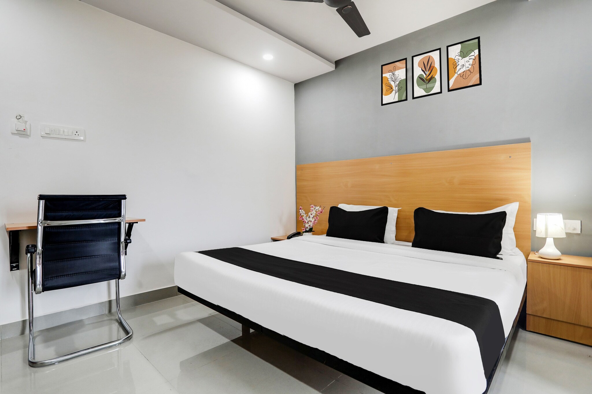 Ground floor: (bedroom(double bed, TV, seating area, bathtub or shower, shower, washbasin, toilet, air conditioning, Towels/Sheets (extra fee), telephone, shampoo, body soap, hot water, Floor mattress), bathroom)