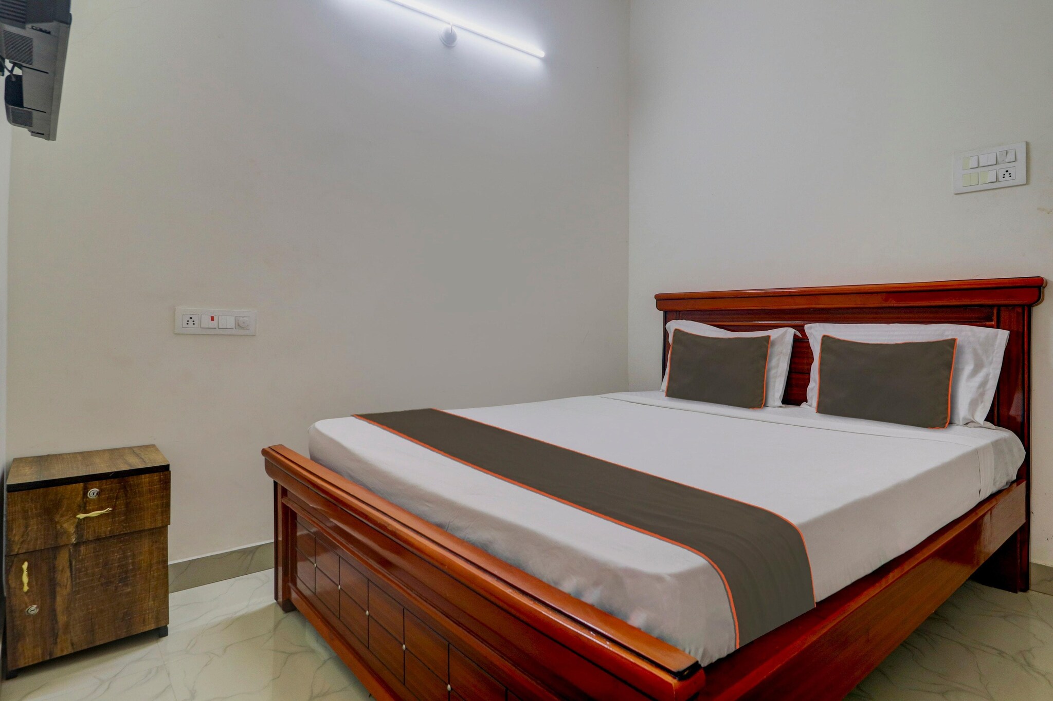 Ground floor: (bedroom(double bed, TV, seating area, electric kettle, air conditioning, telephone, Floor mattress), bathroom(bathtub or shower, washbasin, toilet, Towels incl., shampoo, body soap, hot water), lift)