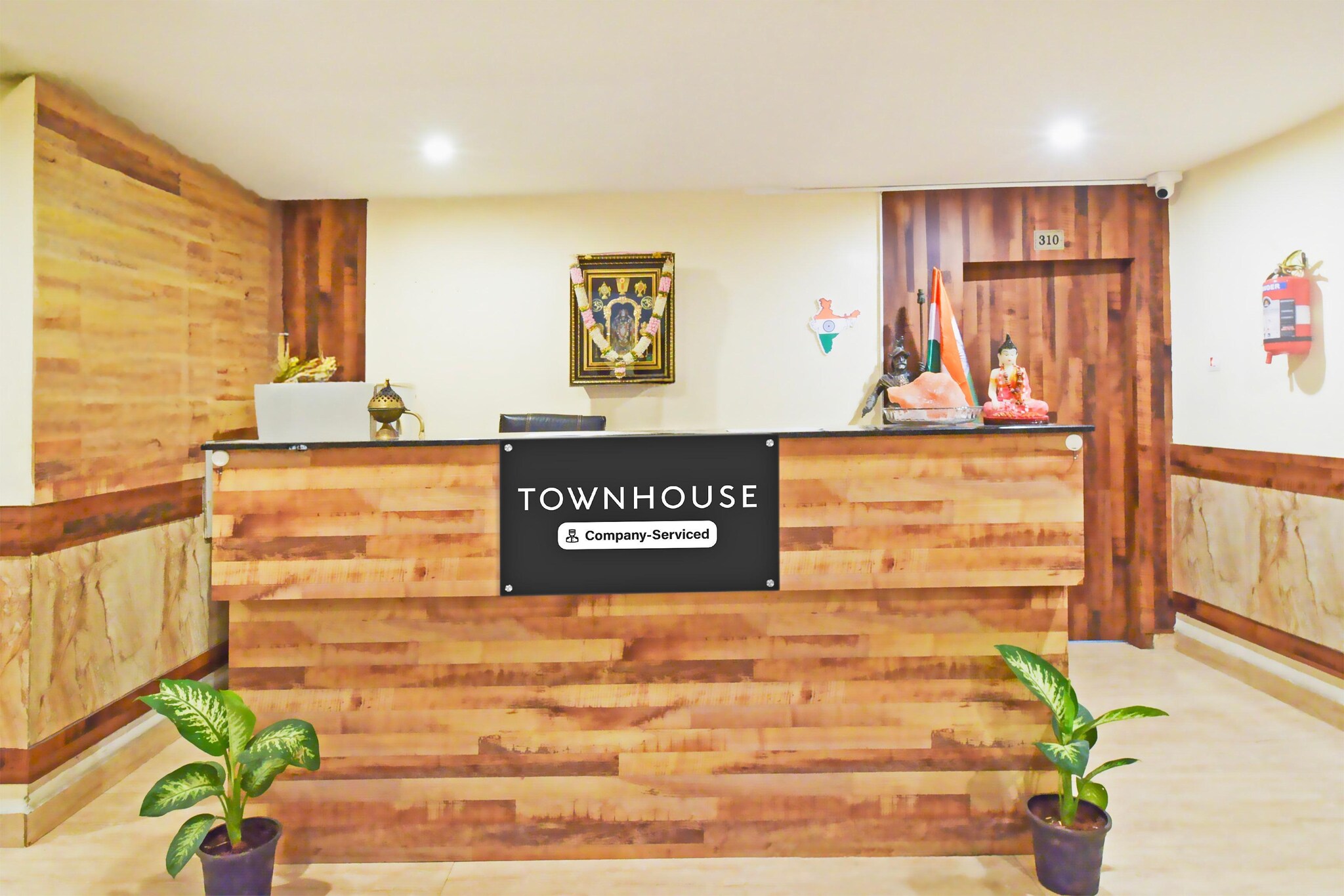 Ground floor: (bedroom(double bed, TV, seating area, bathtub or shower, shower, washbasin, toilet, air conditioning, hairdryer, Towels for a fee, telephone, shampoo, body soap, hot water), bathroom)