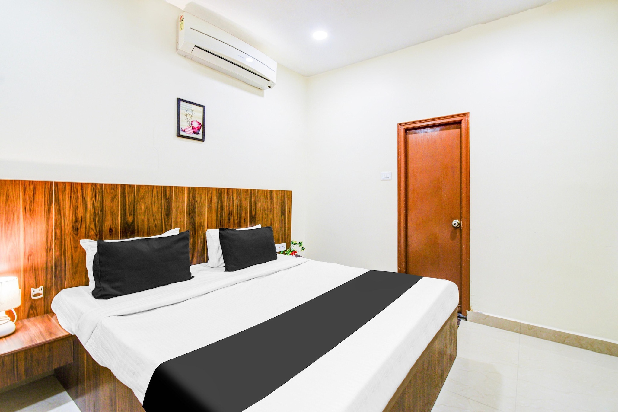 Set within 4.6 km of Hussain Sagar Lake and 5.4 km of Jalavihar, Elegant Stays in Townvilla Guesthouse provides rooms in Ameerpet. This 4-star hotel offers a shared lounge, room service and free WiFi. The property is non-smoking and is located 3.8 km from City Centre Mall.

Guest rooms in the hotel are equipped with air conditioning, a seating area, a flat-screen TV with satellite channels, a safety deposit box and a private bathroom with a shower. All guest rooms include a desk.

Guests at Elegant Stays in Townvilla Guesthouse can enjoy a continental breakfast.

Staff at the 24-hour front desk speak English and Hindi.

Ravindra Bharathi is 5.4 km from the accommodation, while AP State Archaeology Museum is 6.1 km away. Rajiv Gandhi International Airport is 29 km from the property.

Unmarried couples are warmly welcome at this property.
Guests with local ID proof are warmly welcome.
Early Check-In Policy: A full dayâ€™s room rate will be charged for check-ins before 6:00 AM. Complimentary early check-in is available between 6:00 AM and 10:00 AM, subject to room availability.
Check-in is only available to guests aged 18 and above. Please provide a government-issued ID to confirmÂ yourÂ age.