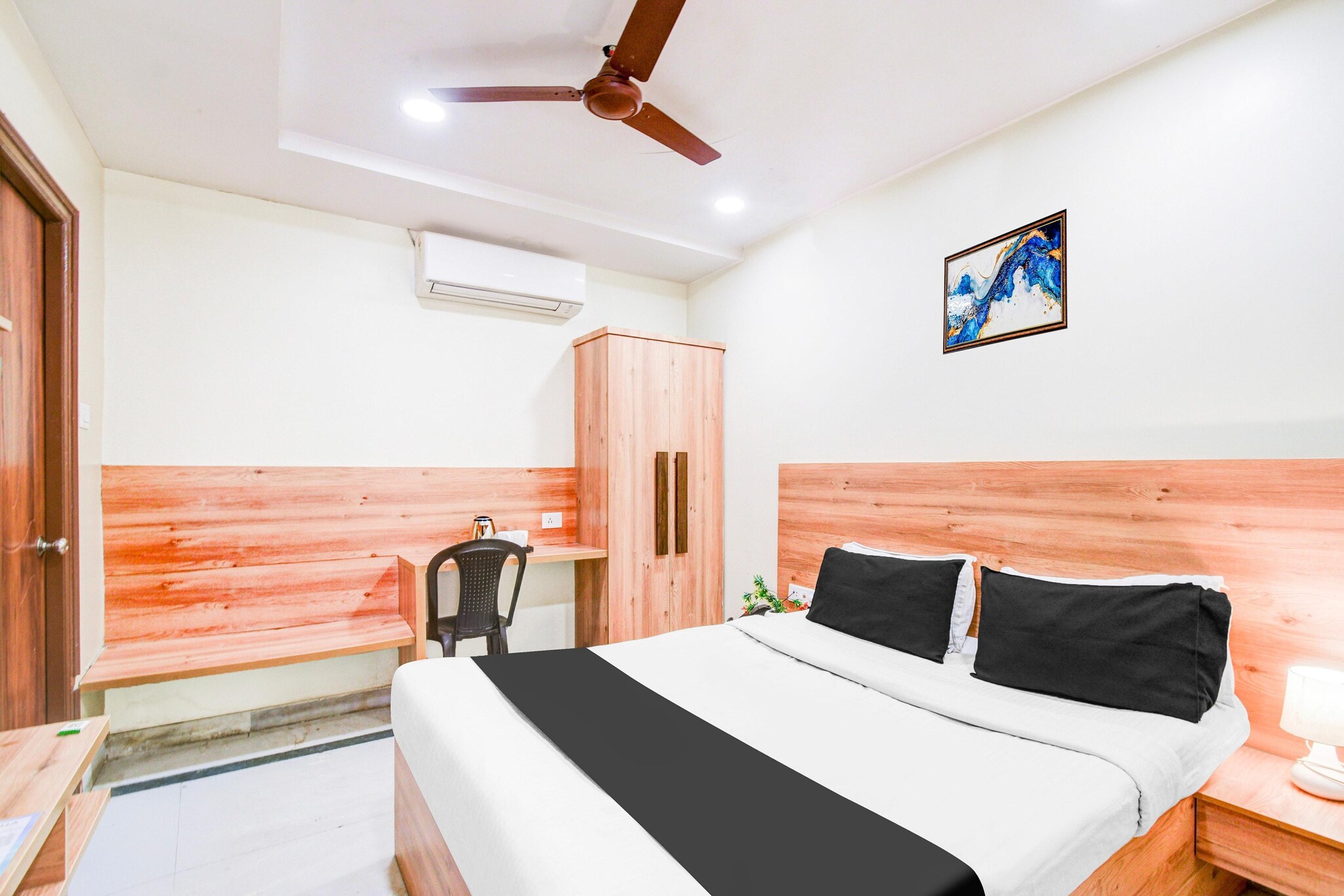 Ground floor: (bedroom(double bed, TV, seating area, bathtub or shower, shower, washbasin, toilet, air conditioning, Towels for a fee, Laundry Package for a fee, telephone, shampoo, body soap, hot water), bathroom)