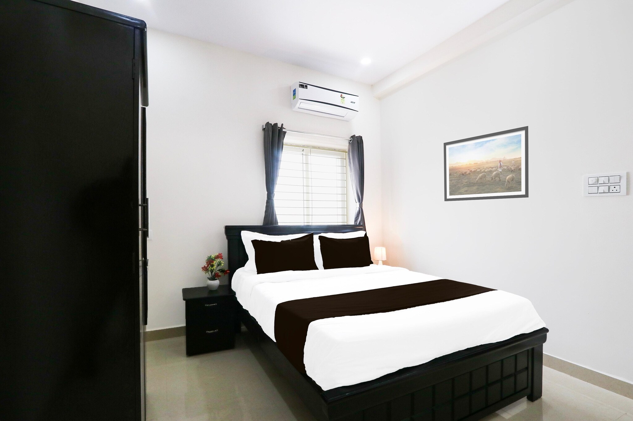 Ground floor: (bedroom(double bed, TV, seating area, electric kettle, air conditioning, telephone, Floor mattress), bathroom(bathtub or shower, washbasin, toilet, Towels incl., shampoo, body soap, hot water), lift)