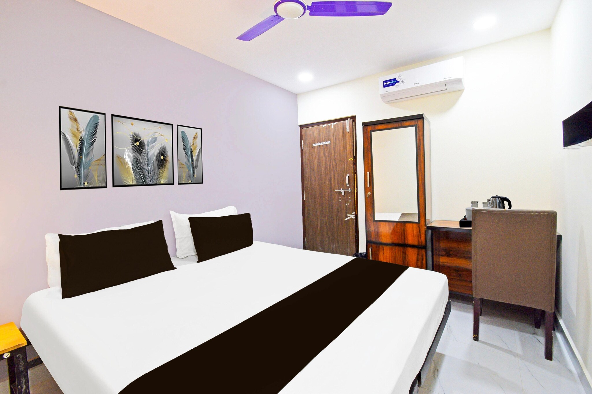 Ground floor: (bedroom(double bed, TV, seating area, electric kettle, air conditioning, telephone, Floor mattress), bathroom(bathtub or shower, washbasin, toilet, Towels incl., shampoo, body soap, hot water), lift)
