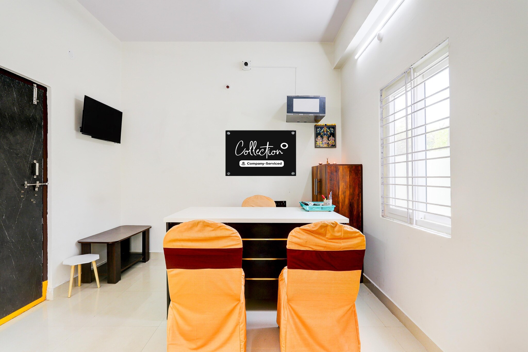 Ground floor: (bedroom(double bed, TV, seating area, electric kettle, air conditioning, telephone, Floor mattress), bathroom(bathtub or shower, washbasin, toilet, Towels incl., shampoo, body soap, hot water), lift)