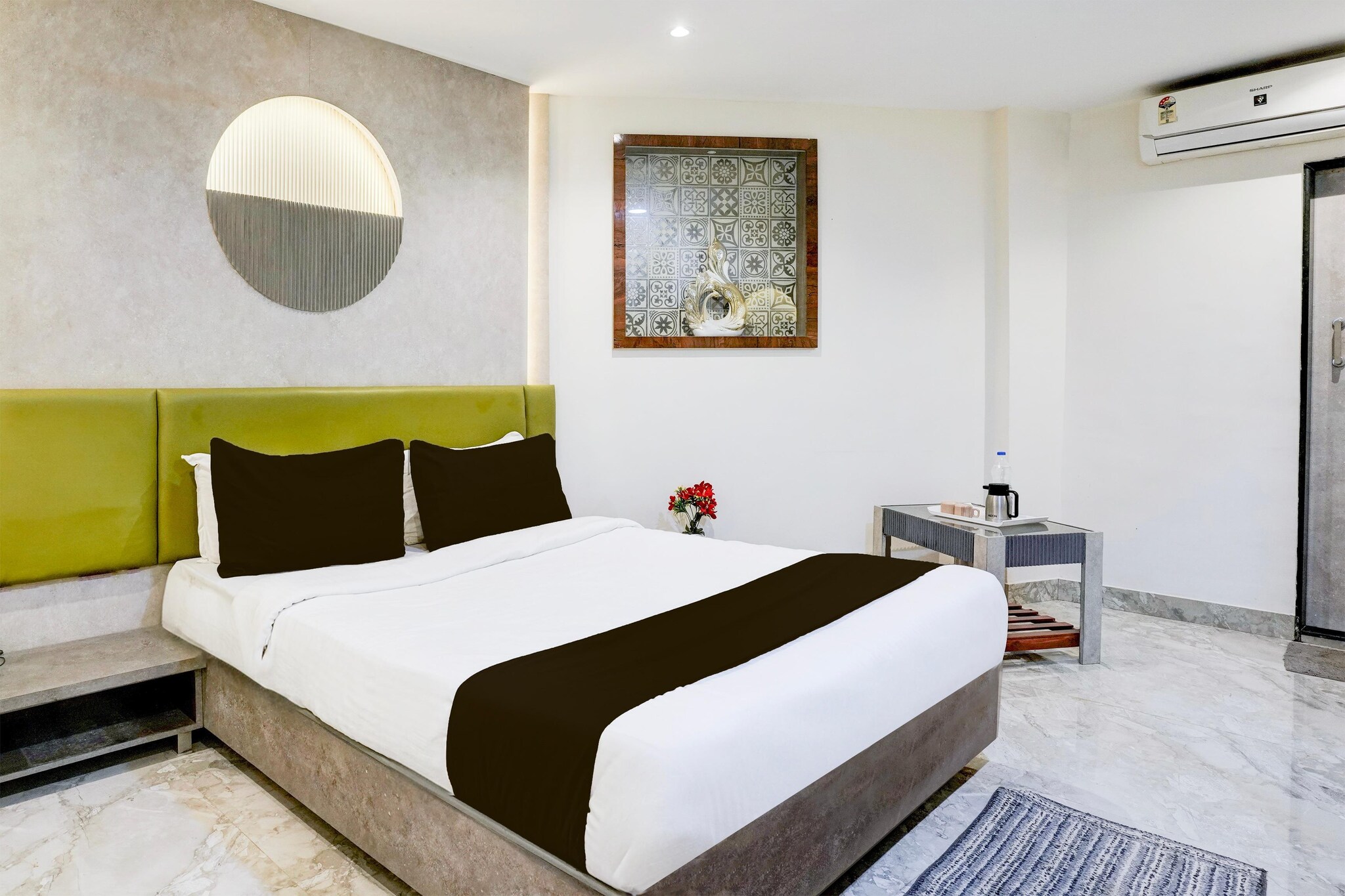 Set within 17 km of Kanheri Caves and 21 km of Bombay Exhibition Centre, Super Collection O Ghodbunder Road formerly Sanwith Residency offers rooms with air conditioning and a private bathroom in SasupÄda. Among the facilities at this property are room service and a 24-hour front desk, along with free WiFi throughout the property. The hotel features family rooms.
The units at the hotel come with a seating area, a flat-screen TV with satellite channels and a private bathroom with free toiletries and a bath or shower. All units feature a desk.
ISKCON is 27 km from Super Collection O Ghodbunder Road formerly Sanwith Residency, while Prithvi Theatre is 28 km away. Chhatrapati Shivaji International Mumbai Airport is 27 km from the property.
Unmarried couples are warmly welcome at this property.
Guests with local ID proof are warmly welcome.
Early Check-In Policy: A full day’s room rate will be charged for check-ins before 6:00 AM. Complimentary early check-in is available between 6:00 AM and 10:00 AM, subject to room availability.
Check-in is only available to guests aged 18 and above. Please provide a government-issued ID to confirm your age.