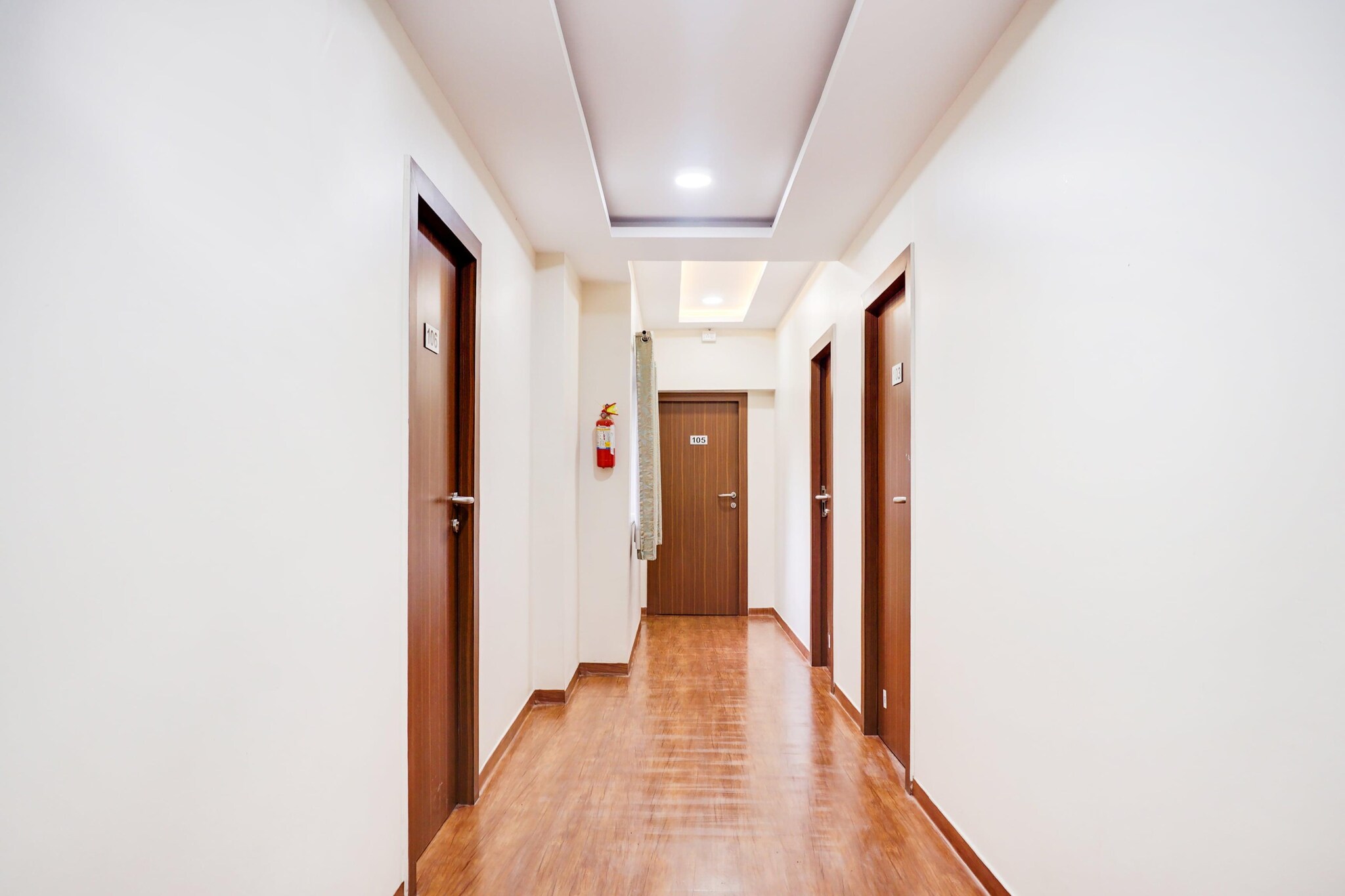 Ground floor: (bedroom(double bed, TV, seating area, air conditioning, telephone), bathroom(bathtub or shower, shower, washbasin, toilet, Towels incl., shampoo, body soap, hot water), parking)