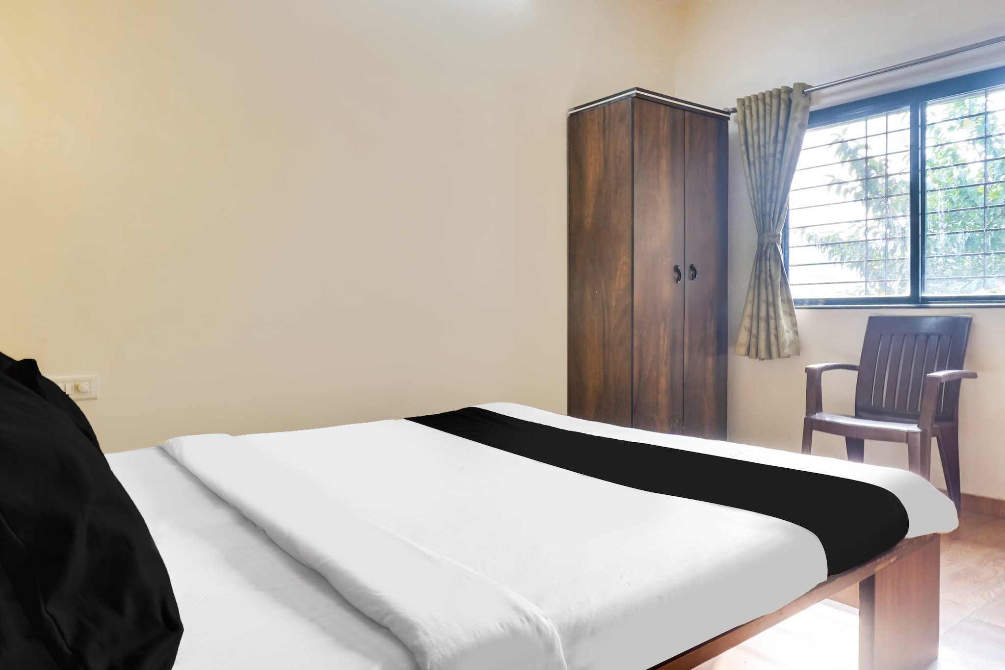 Offering air-conditioned rooms in the Aundh district of DÄpuri, Super Collection O Aundh formerly MV Galaxy is 4.4 km from University of Pune. The property is set 9.3 km from Fergusson College, 9.4 km from Srimant Dagadusheth Halwai Ganapati Temple and 10 km from Pune Railway Station. The property is non-smoking and is located 8.1 km from Pataleshwar Cave Temple.
All units in the hotel are equipped with a TV.
Bund Garden is 11 km from Super Collection O Aundh formerly MV Galaxy, while Darshan Museum is 11 km away. Pune International Airport is 18 km from the property.
Set in KaliÄnpur, Uttar Pradesh region, Super Hotel O Kalyanpur Near IIT Kanpur is located 13 km from KÄnpur Central Station. This 3-star hotel offers room service, a 24-hour front desk and free WiFi. The hotel has family rooms.
All guest rooms at the hotel come with a seating area, a flat-screen TV with cable channels and a private bathroom with free toiletries and a shower. All units at Super Hotel O Kalyanpur Near IIT Kanpur feature air conditioning and a desk.
Kanpur Airport is 14 km from the property.
Unmarried couples are warmly welcome at this property.
Guests with local ID proof are warmly welcome.
Apologies, but we are currently unable to host foreign nationals at this property.
Early Check-In Policy: A full day’s room rate will be charged for check-ins before 6:00 AM. Complimentary early check-in is available between 6:00 AM and 10:00 AM, subject to room availability.
Check-in is only available to guests aged 18 and above. Please provide a government-issued ID to confirm your age.