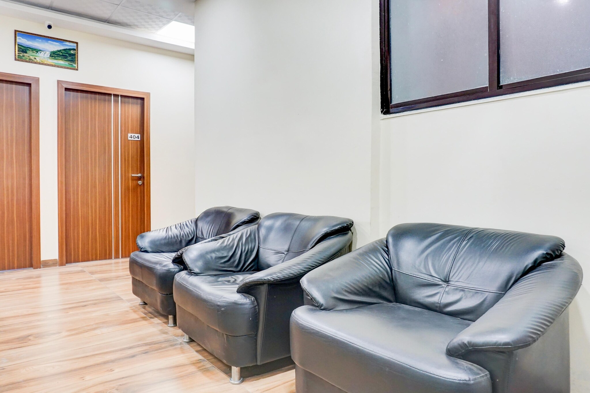 Ground floor: (bedroom(double bed, TV, seating area, air conditioning, telephone), bathroom(bathtub or shower, shower, washbasin, toilet, Towels incl., shampoo, body soap, hot water), parking, lift)