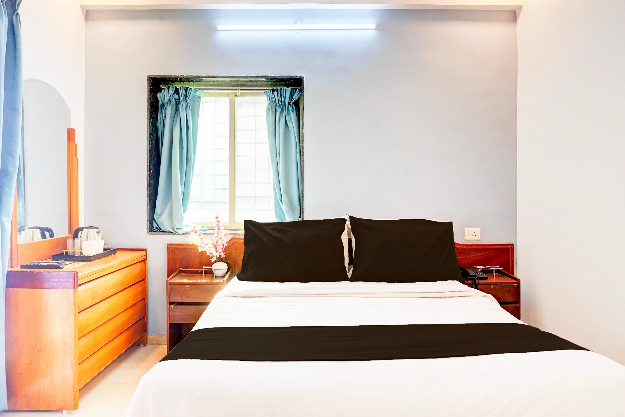 Ground floor: (bedroom(double bed, TV, seating area, air conditioning, telephone), bathroom(bathtub or shower, shower, washbasin, toilet, Towels incl., shampoo, body soap, hot water), parking, lift, Laundry Package for a fee)