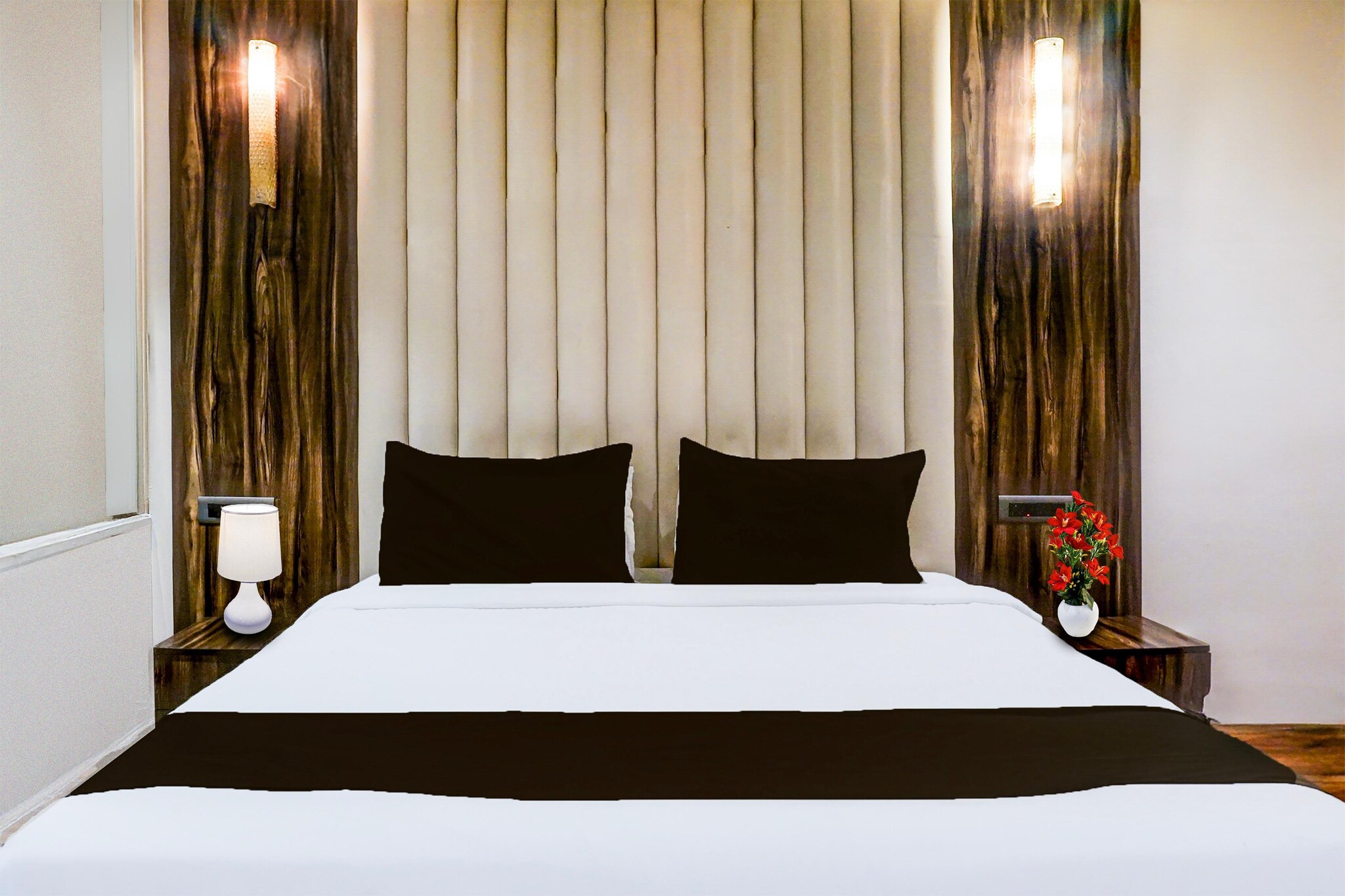 Ground floor: (bedroom(Parking, double bed, TV, seating area, bathtub or shower, shower, washbasin, toilet, air conditioning, Towels for a fee, telephone, shampoo, body soap), bathroom)