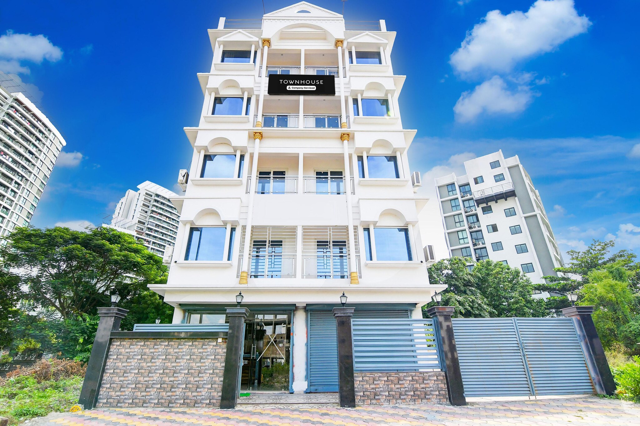 Super Townhouse Amanora Park Town