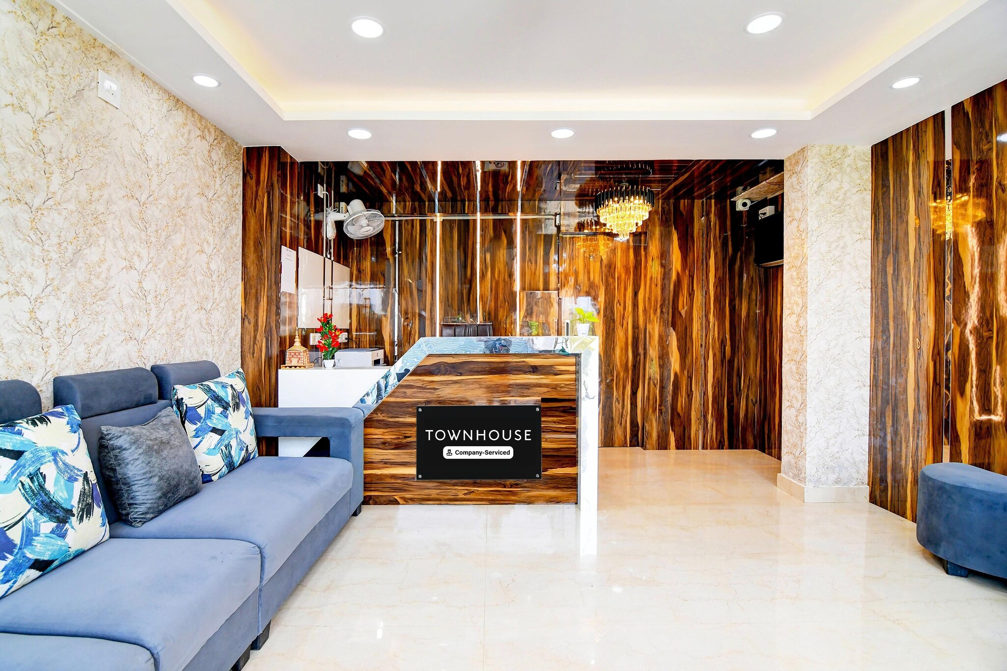 Ground floor: (bedroom(double bed, TV, seating area, air conditioning, lift, telephone), bathroom(bathtub or shower, shower, washbasin, toilet, Towels incl., shampoo, body soap, hot water))