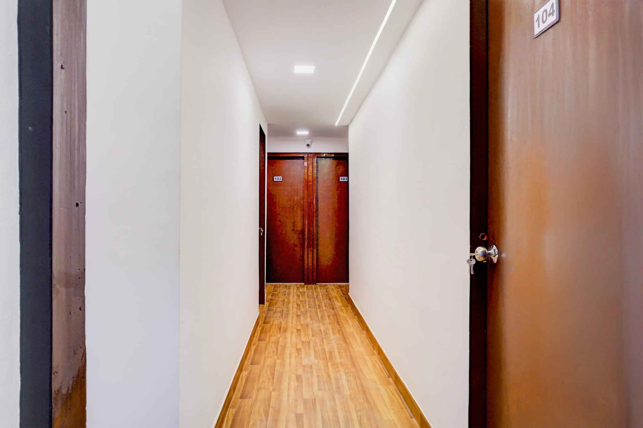 Ground floor: (bedroom(double bed, TV, seating area, air conditioning, telephone), bathroom(bathtub or shower, shower, washbasin, toilet, Towels incl., shampoo, body soap, hot water), parking)