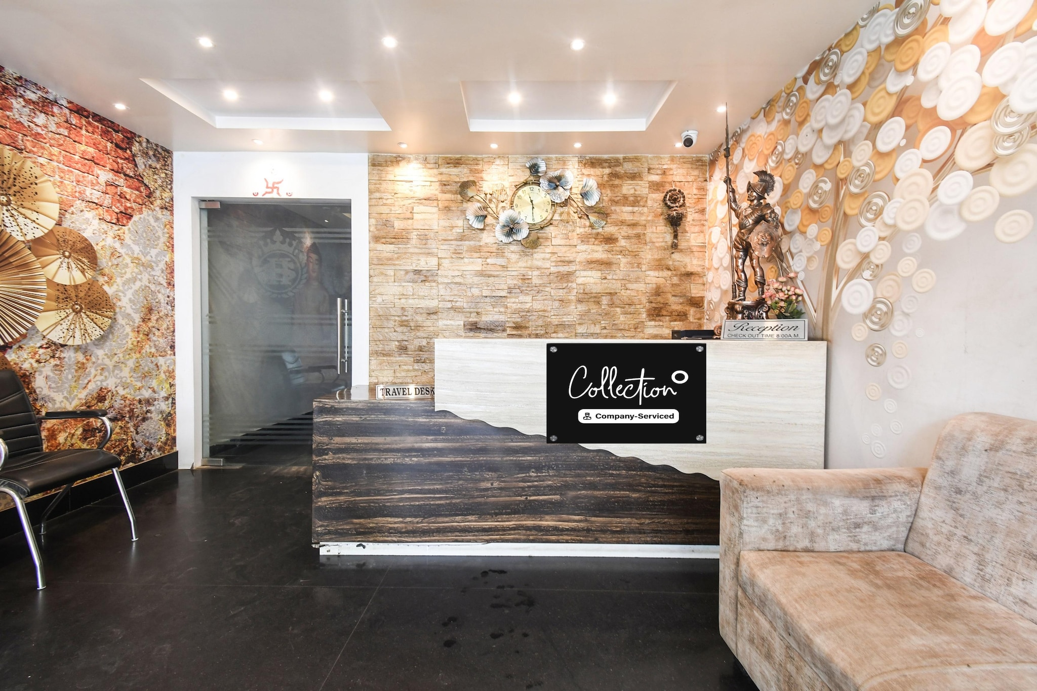 Ground floor: (bedroom(double bed, TV, seating area, bathtub or shower, shower, washbasin, toilet, air conditioning, lift, hairdryer, Towels for a fee, telephone, shampoo, body soap), bathroom)