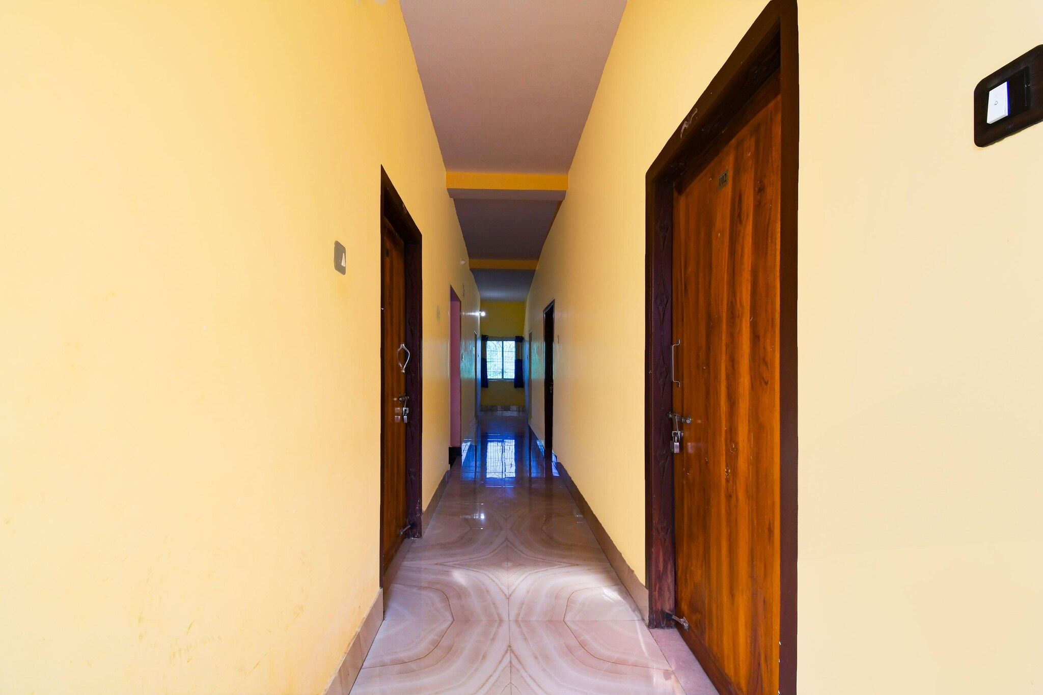 Ground floor: (bedroom(double bed, TV, seating area, electric kettle, air conditioning, telephone, Floor mattress), bathroom(bathtub or shower, washbasin, toilet, Towels incl., shampoo, body soap, hot water), Parking)