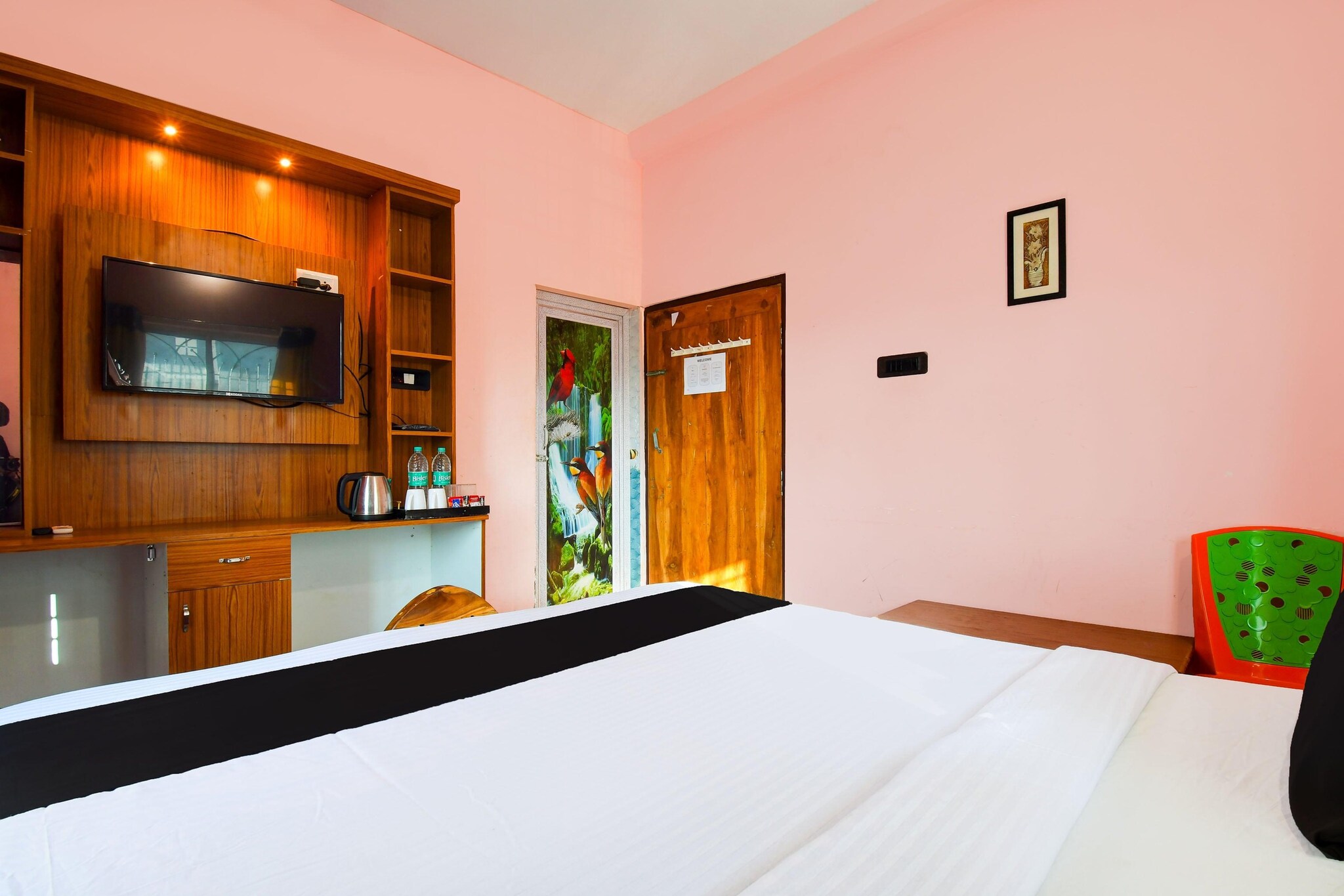Super Hotel O Sarvodaya Nagar Near Railway Station is located in Puri, within 2.5 km of Golden Beach and 2.9 km of Puri Beach. With a shared lounge, the 3-star hotel has air-conditioned rooms with free WiFi, each with a private bathroom. The accommodation provides room service, a 24-hour front desk and organising tours for guests.
Guest rooms at the hotel are equipped with a seating area and a flat-screen TV with satellite channels. All rooms include a desk.
A continental breakfast is available at Super Hotel O Sarvodaya Nagar Near Railway Station.
Jagannath Temple is 3.7 km from the accommodation, while Konark Sun Temple is 34 km away. Biju Patnaik International Airport is 59 km from the property.
Unmarried couples are warmly welcome at this property.
Guests with local ID proof are warmly welcome.
Apologies, but we are currently unable to host foreign nationals at this property.
Early Check-In Policy: A full day’s room rate will be charged for check-ins before 6:00 AM. Complimentary early check-in is available between 6:00 AM and 10:00 AM, subject to room availability.
Check-in is only available to guests aged 18 and above. Please provide a government-issued ID to confirm your age.