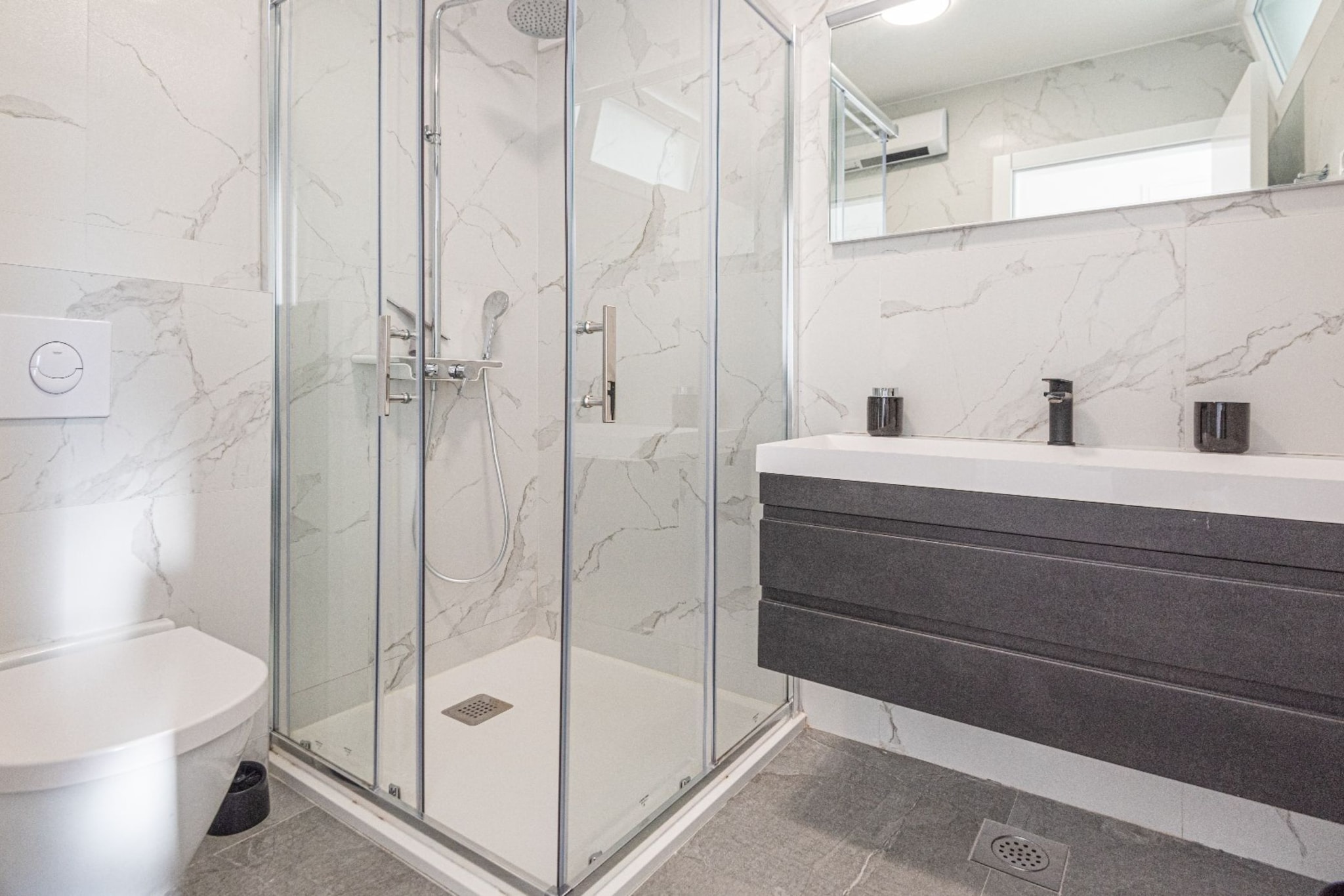 Holiday Home Iva - Three Bedroom  Holiday Home-Badkamer