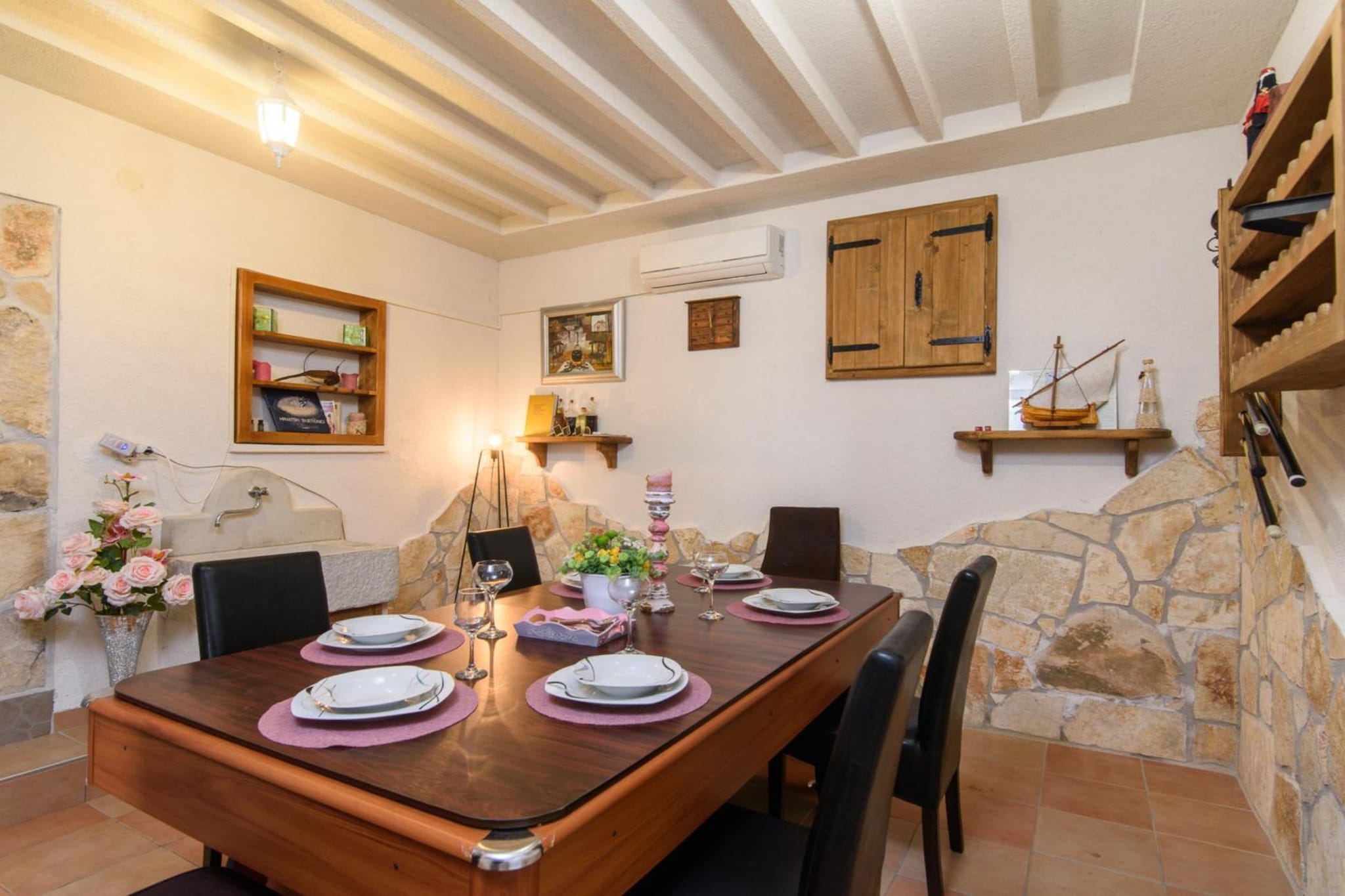 Vila Nira Radonić-Esszimmer