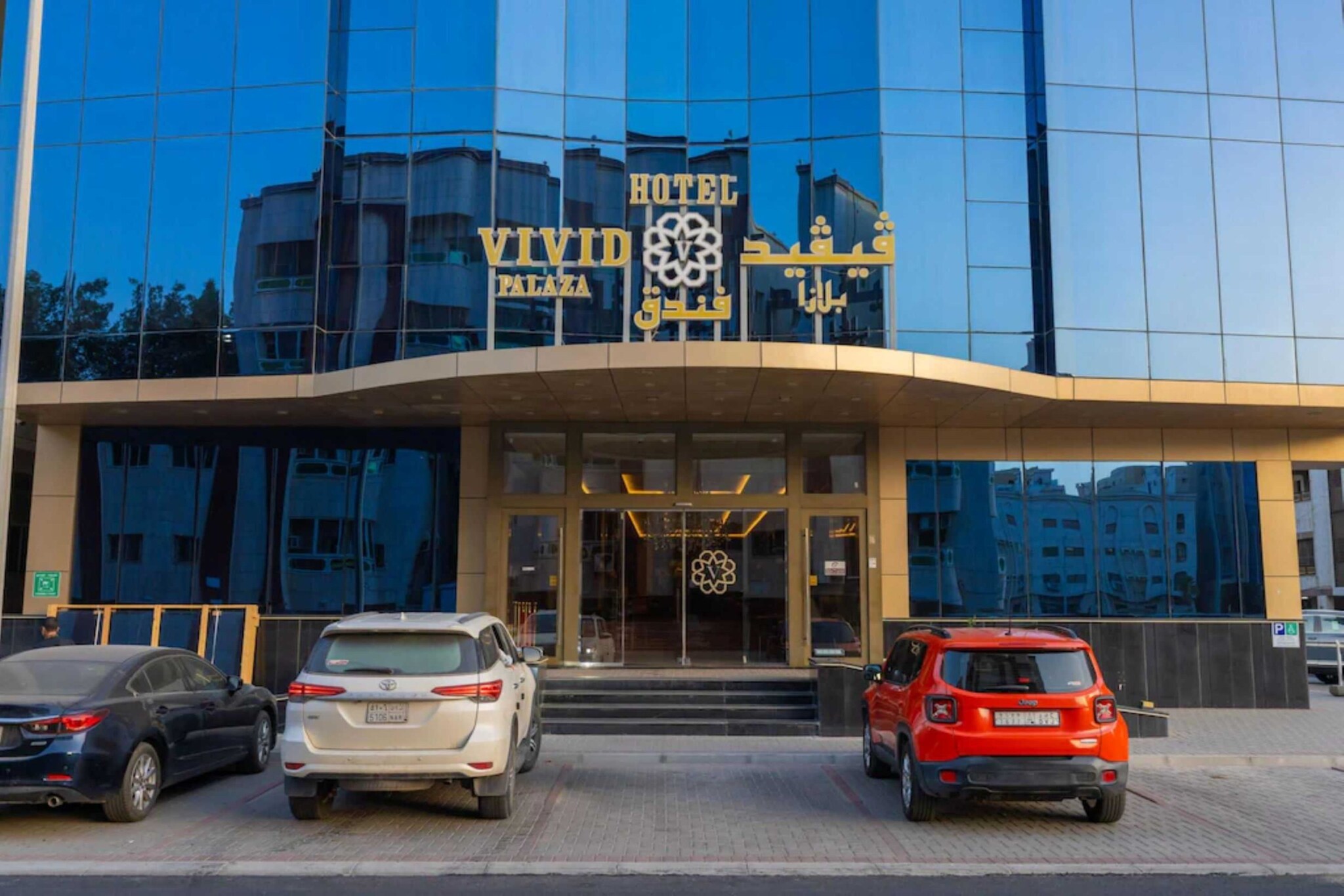 Welcome to Luxe King Escape | Jeddah’s Harbour Gateway, your serene escape in the heart of Jeddah’s Al Hamra district. With complimentary Wi-Fi and free on-site parking, your stay is as seamless as it is stylish. Whether you're here to explore or unwind, this prime location places you near iconic attractions, including the spectacular King Fahd’s Fountain, just minutes away.
Enjoy elegant in-room features including plush bedding, flat-screen satellite TVs, air conditioning, and spacious bathrooms equipped with modern comforts such as walk-in showers, bidets, and premium toiletries.
This refined stay offers 25 beautifully appointed rooms and an inviting restaurant where you can indulge in delicious local and international cuisine, all enhanced by 24-hour room service.
Nestled near Al Hamra’s vibrant dining and shopping scene—like Sushi Yoshi and Jeddah Corniche—and a short drive from Jaffali Mosque and King Saud Mosque, it’s an ideal choice for leisure and business travelers alike. With King Abdulaziz International Airport just 22 minutes away, arriving and departing is effortless.