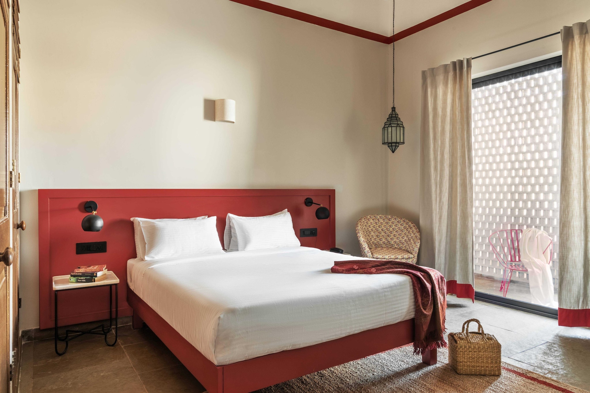 Ground floor: (bedroom(double bed, TV, seating area, electric kettle, air conditioning, telephone, Floor mattress), bathroom(bathtub or shower, washbasin, toilet, Towels incl., shampoo, body soap, hot water), garden, swimming pool, lift)