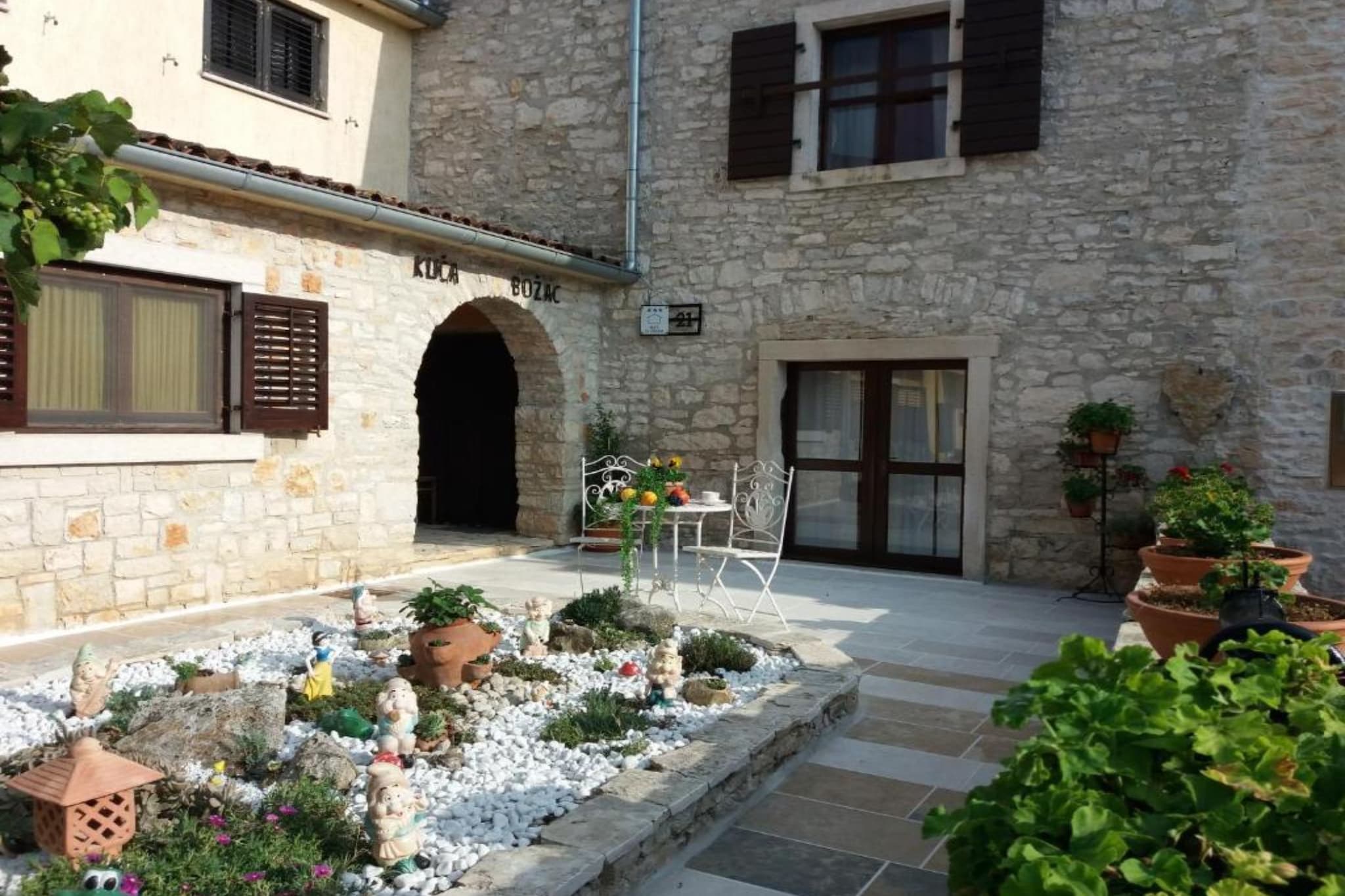 Authentic Istrian Holiday Home for Unforgettable Stays - Three Bedroom Holiday Home with Private Pool-Buitenlucht