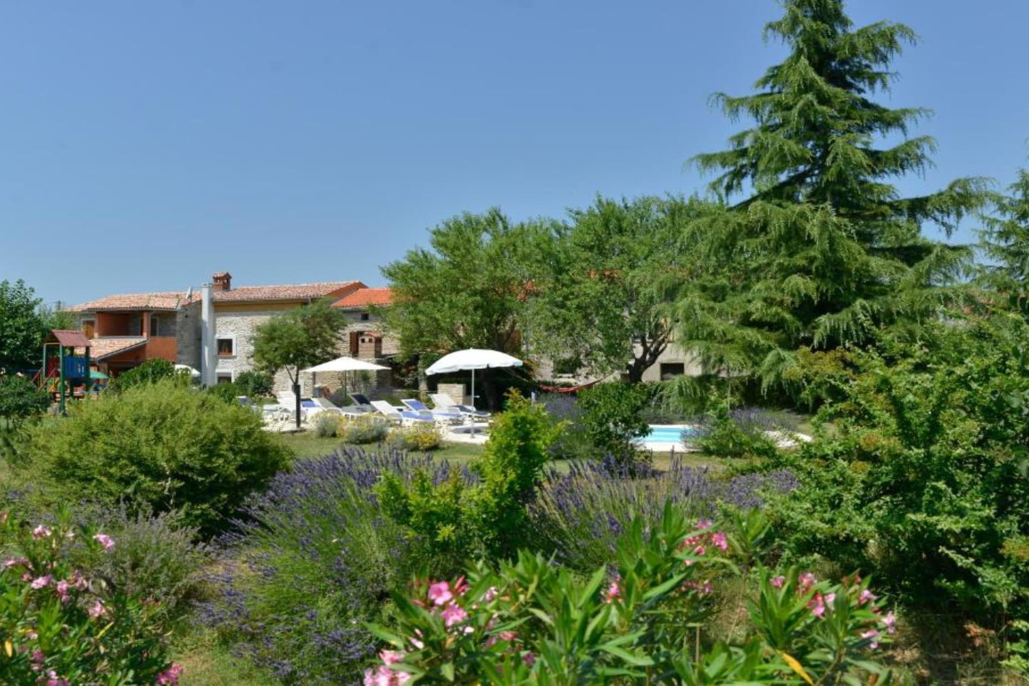 Authentic Istrian Holiday Home for Unforgettable Stays - Three Bedroom Holiday Home with Private Pool-Buitenlucht