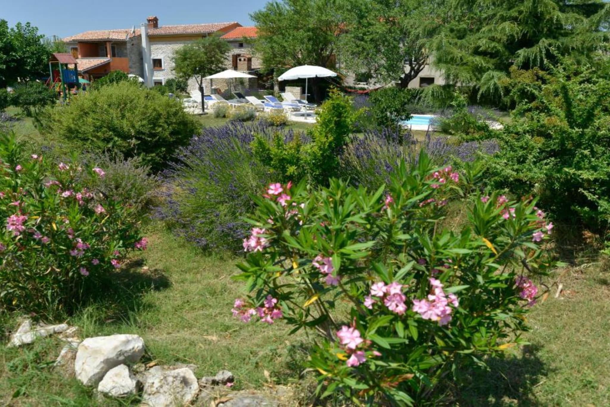 Authentic Istrian Holiday Home for Unforgettable Stays - Three Bedroom Holiday Home with Private Pool-Buitenlucht