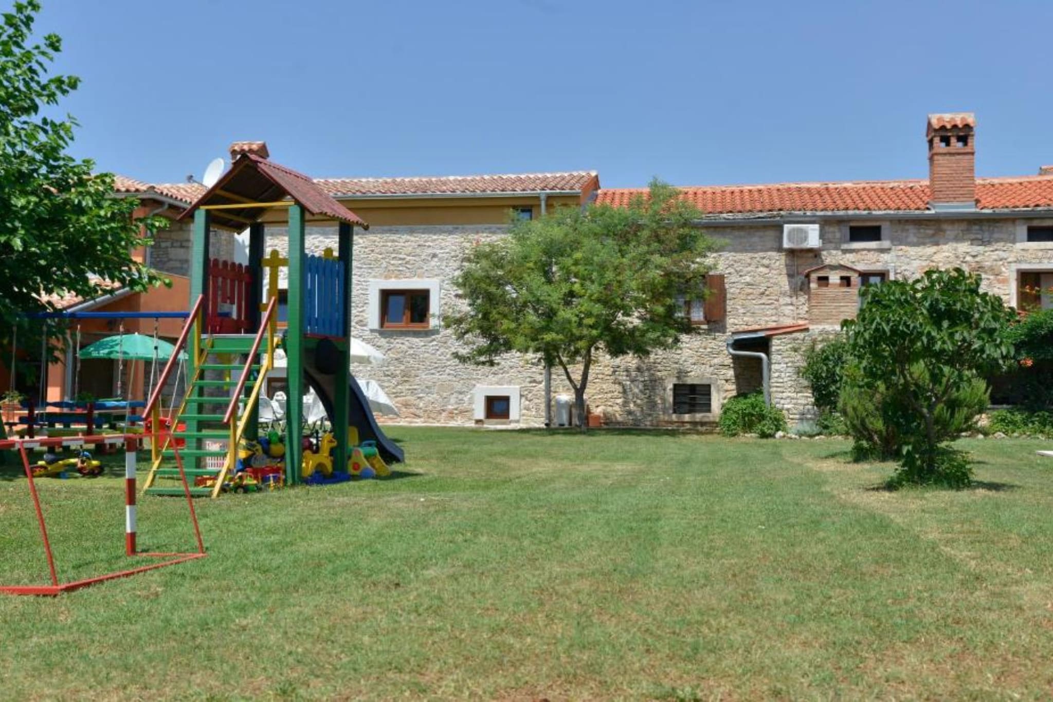 Authentic Istrian Holiday Home for Unforgettable Stays - Three Bedroom Holiday Home with Private Pool-Buitenlucht