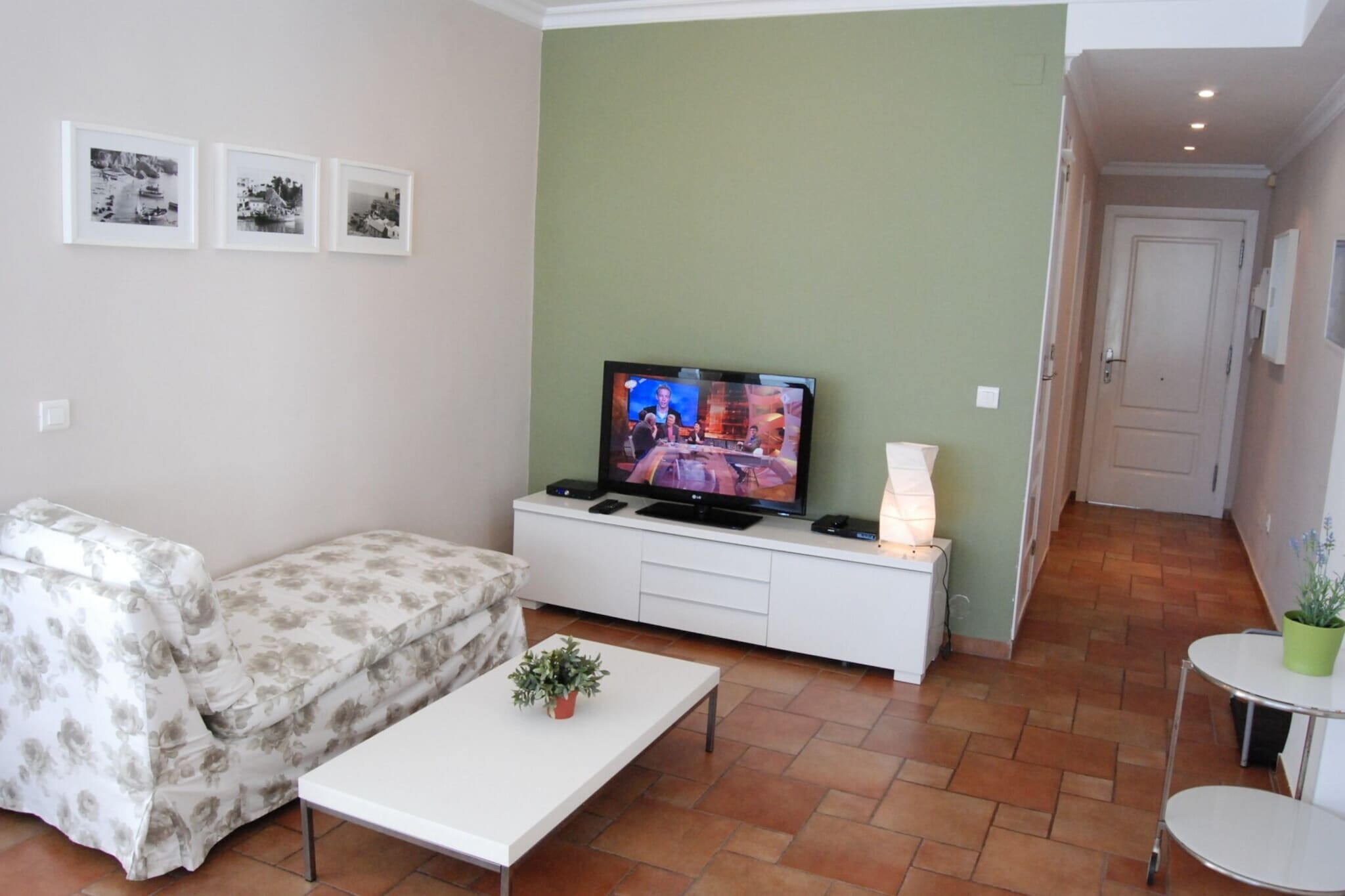 Carabeo 24 Apartment by Casasol-Salon