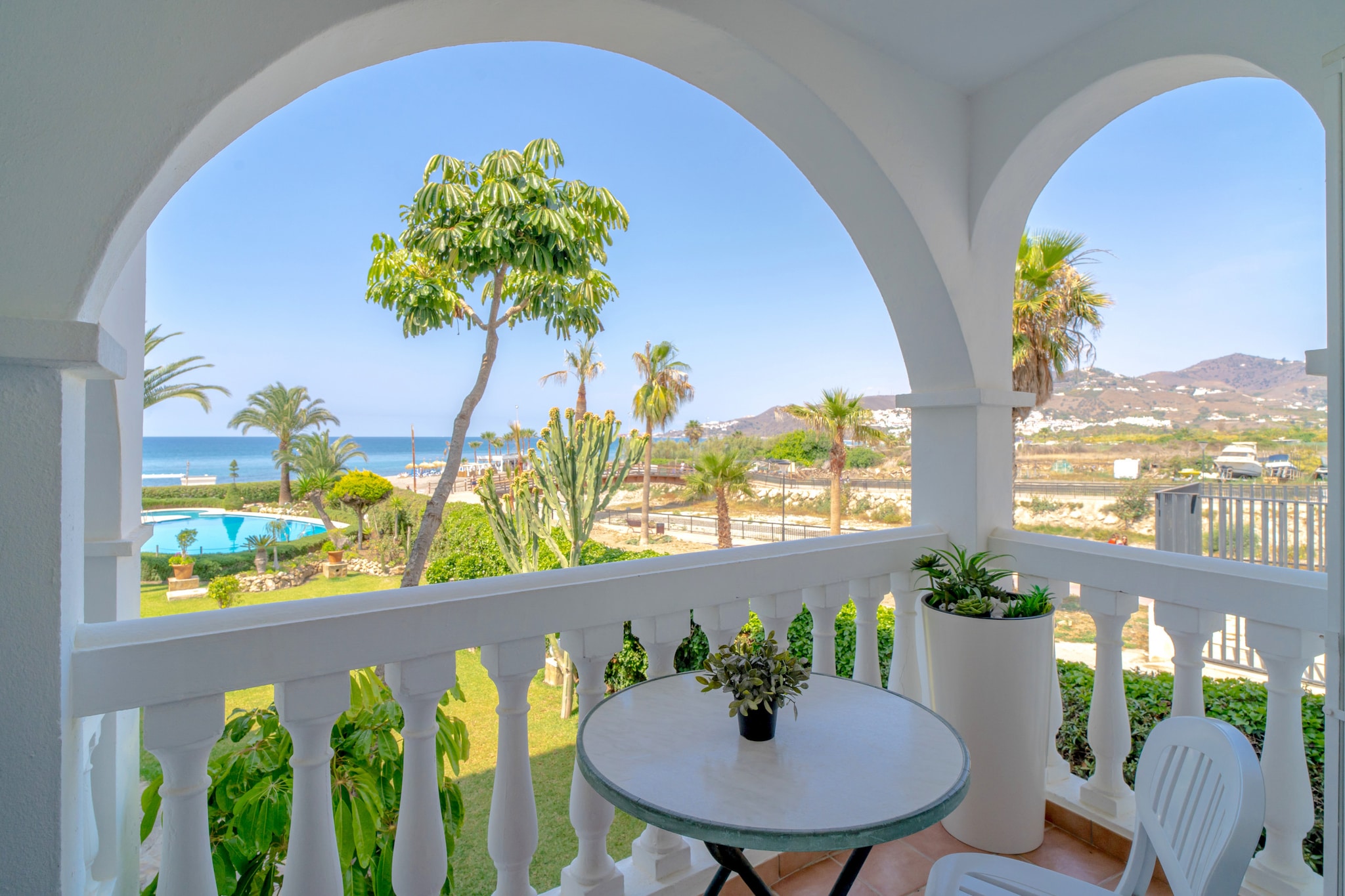 Stella Maris Beachfront B by Casasol-Terrassenbalkon