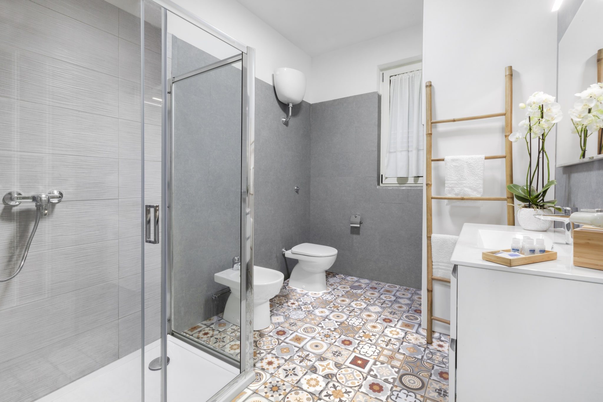 Villa Luisa  Jacuzzi and Pool-Bathroom