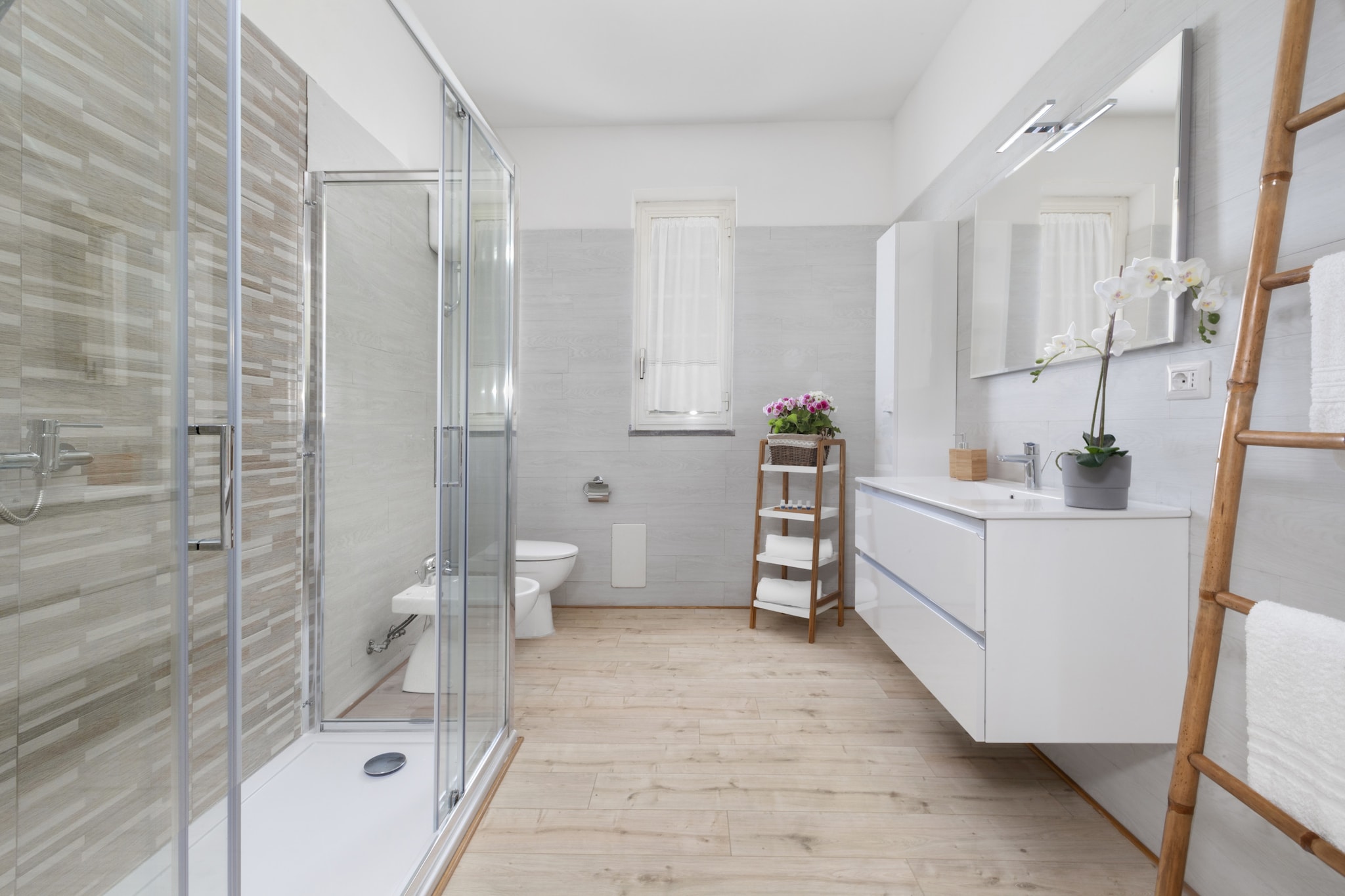 Villa Luisa  Jacuzzi and Pool-Bathroom