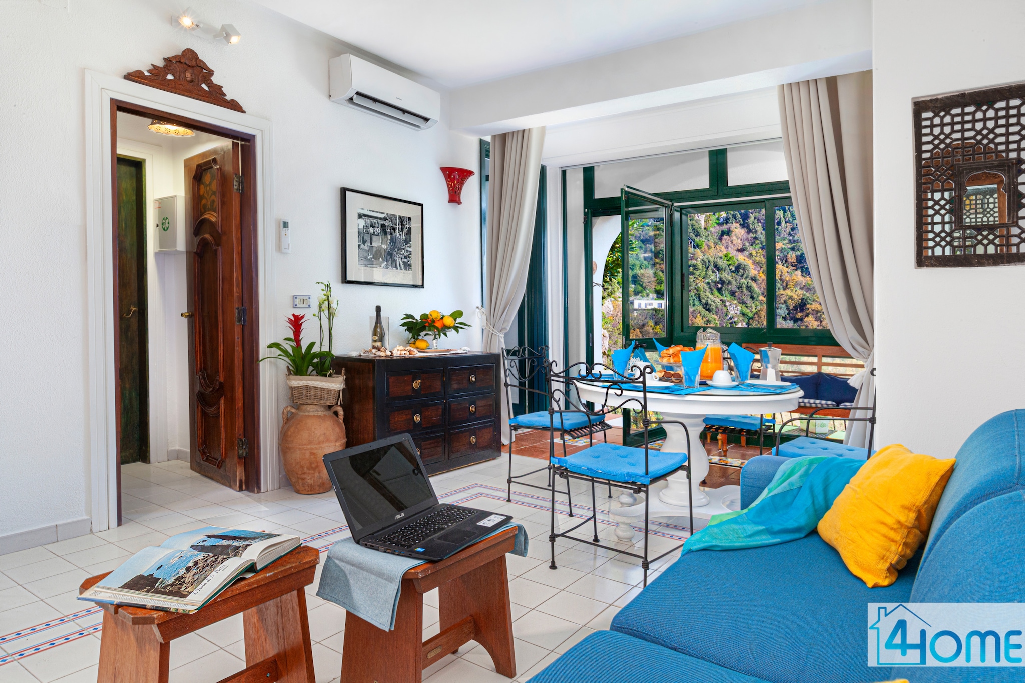 Relaxing Positano-Living room