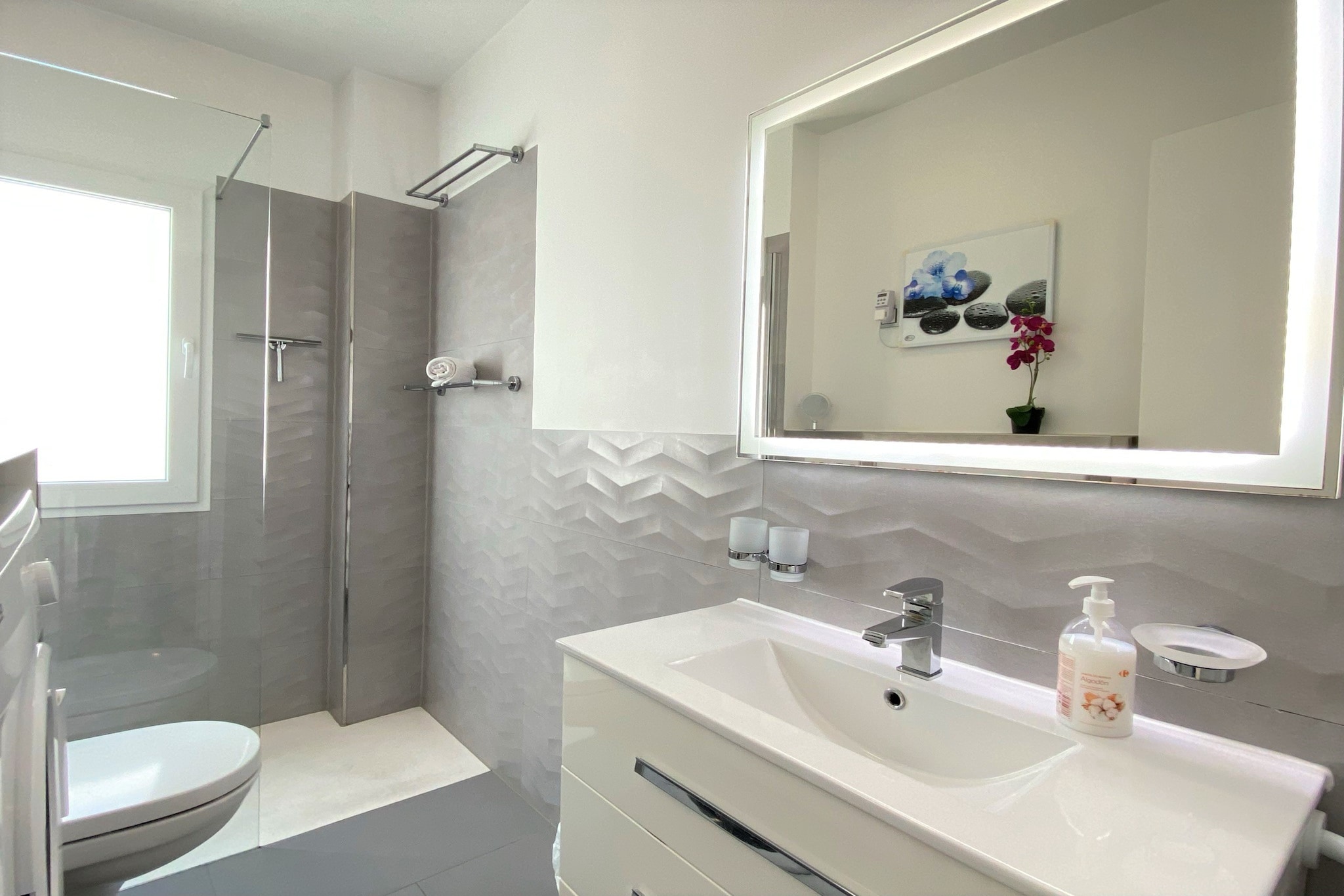 Stella Maris Beachfront 1A by Casasol-Bathroom