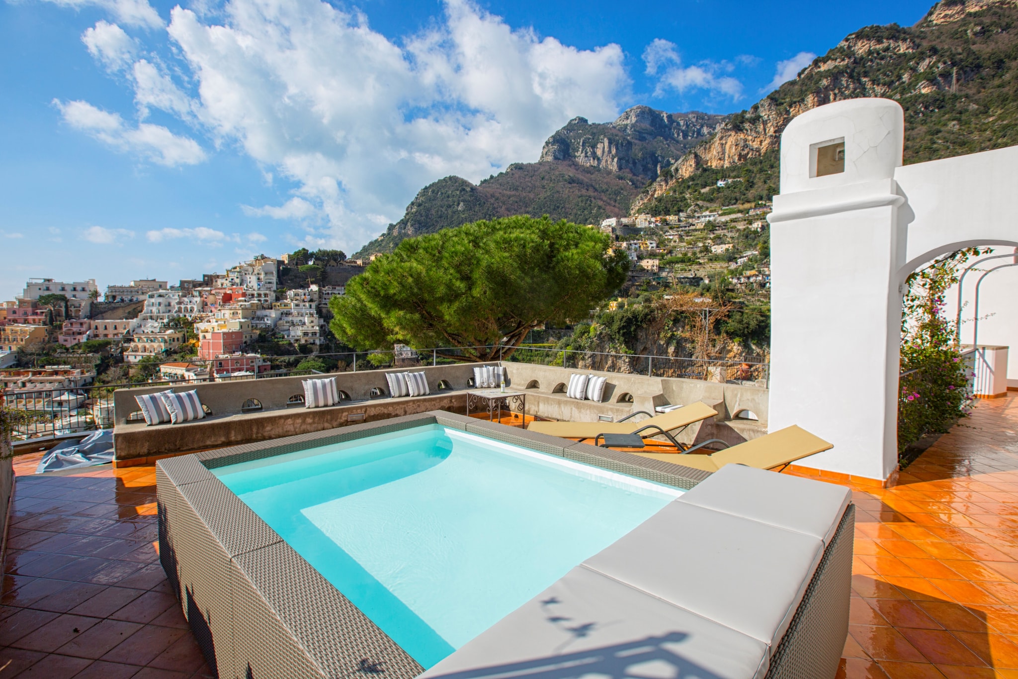 Villa Field-Pool